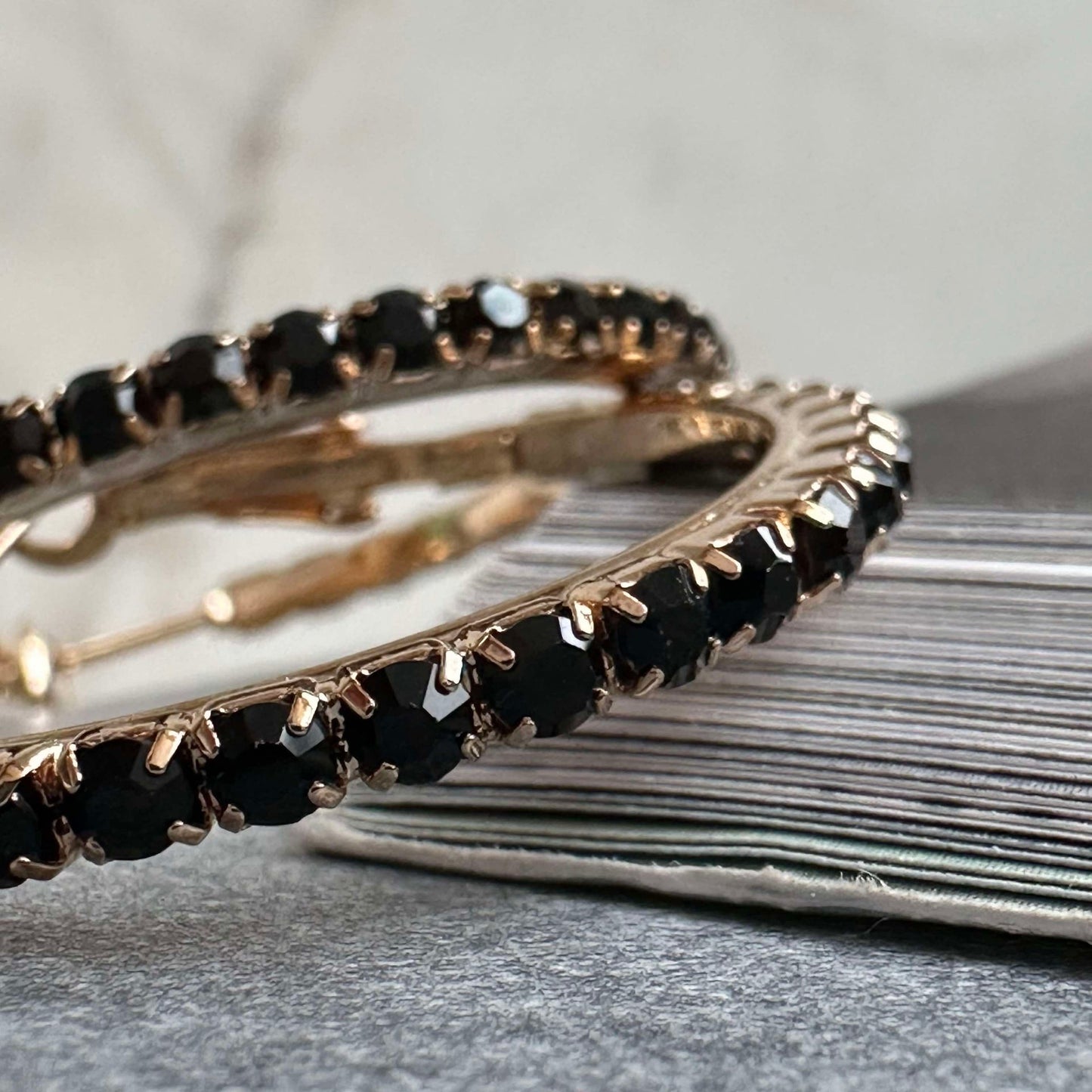 Örhängen Smilla Hoops 18K förgylld - Svart