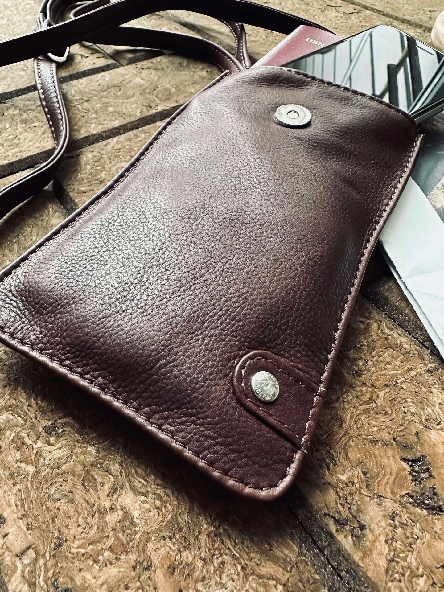 Mobilväska Small Aura Dark Brown