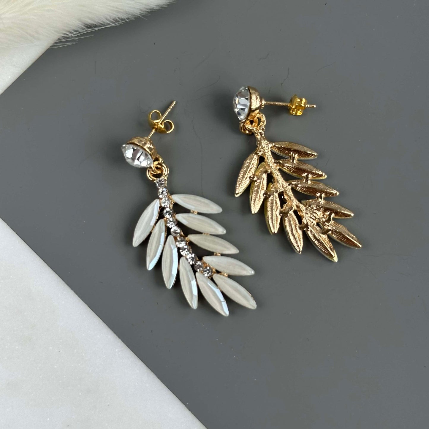 Fjäderörhängen - Vit