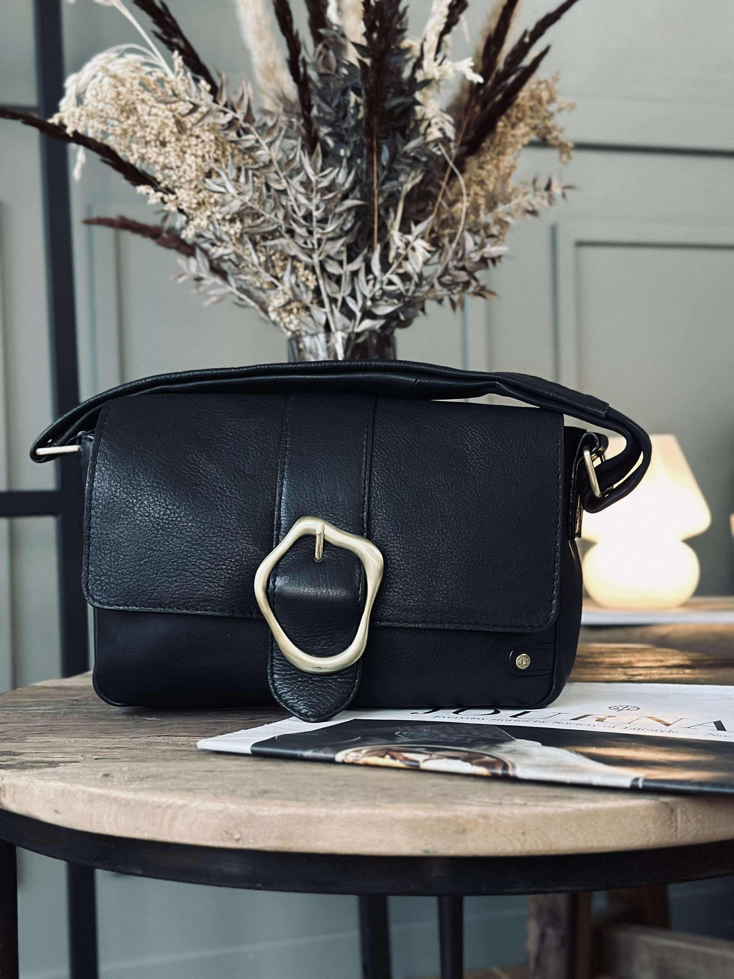 Crossover med spänne - Black leather