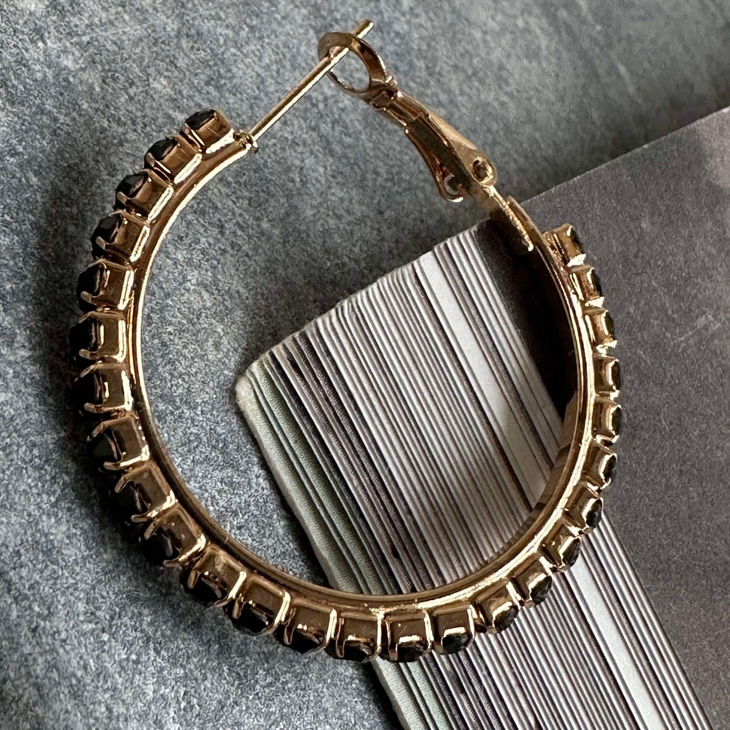 Örhängen Smilla Hoops 18K förgylld - Svart