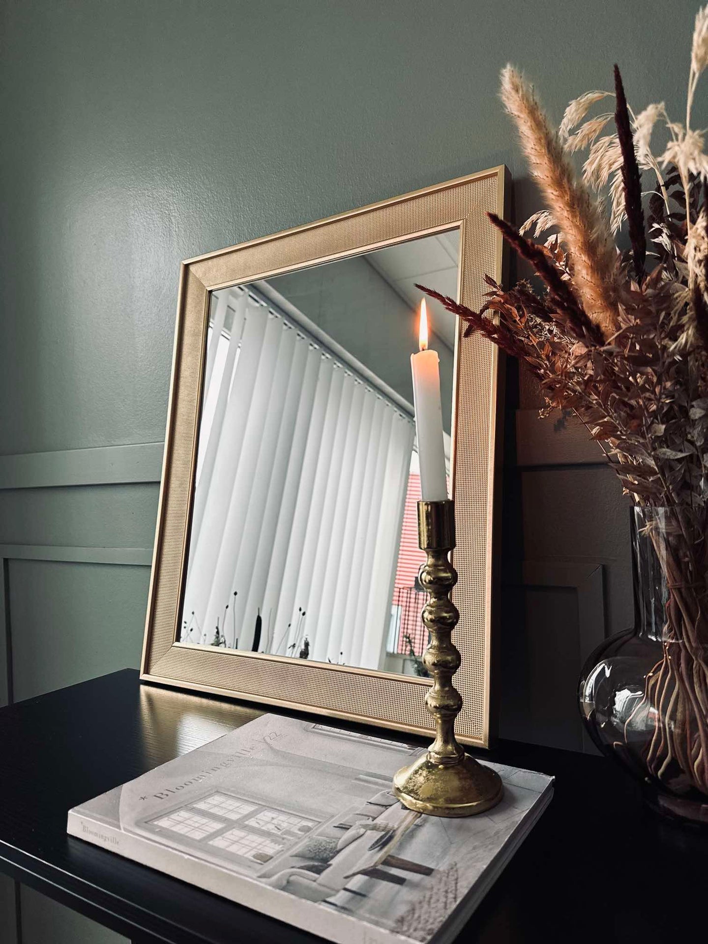 Spegel med guldram