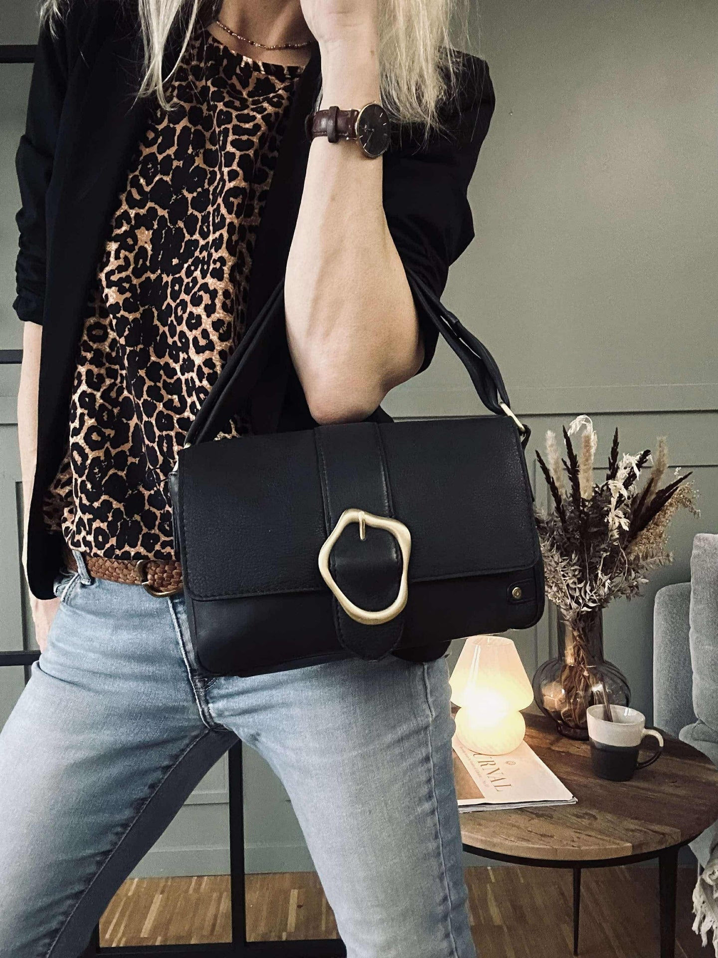 Crossover med spänne - Black leather