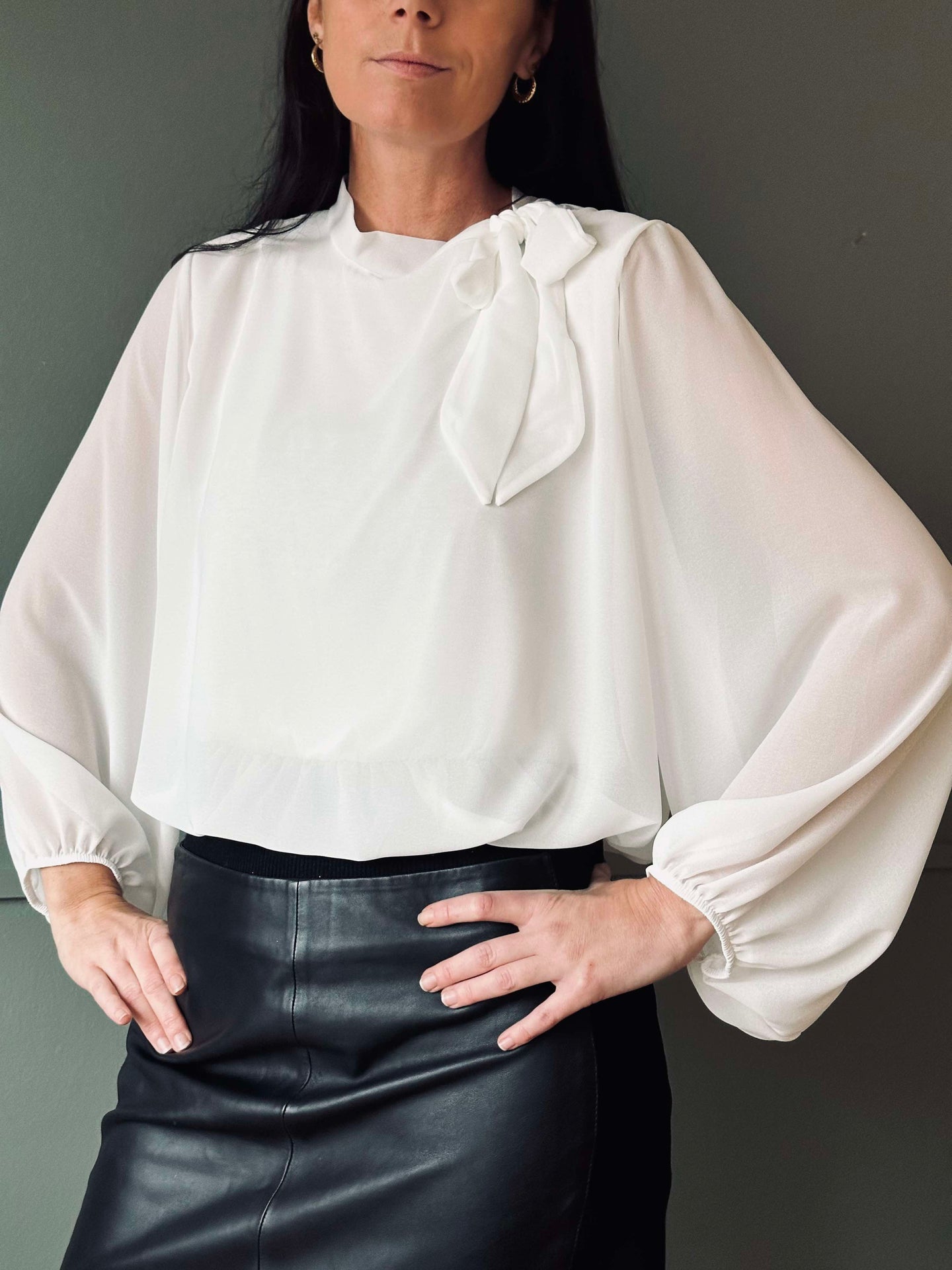 Blus m. Rosett - White