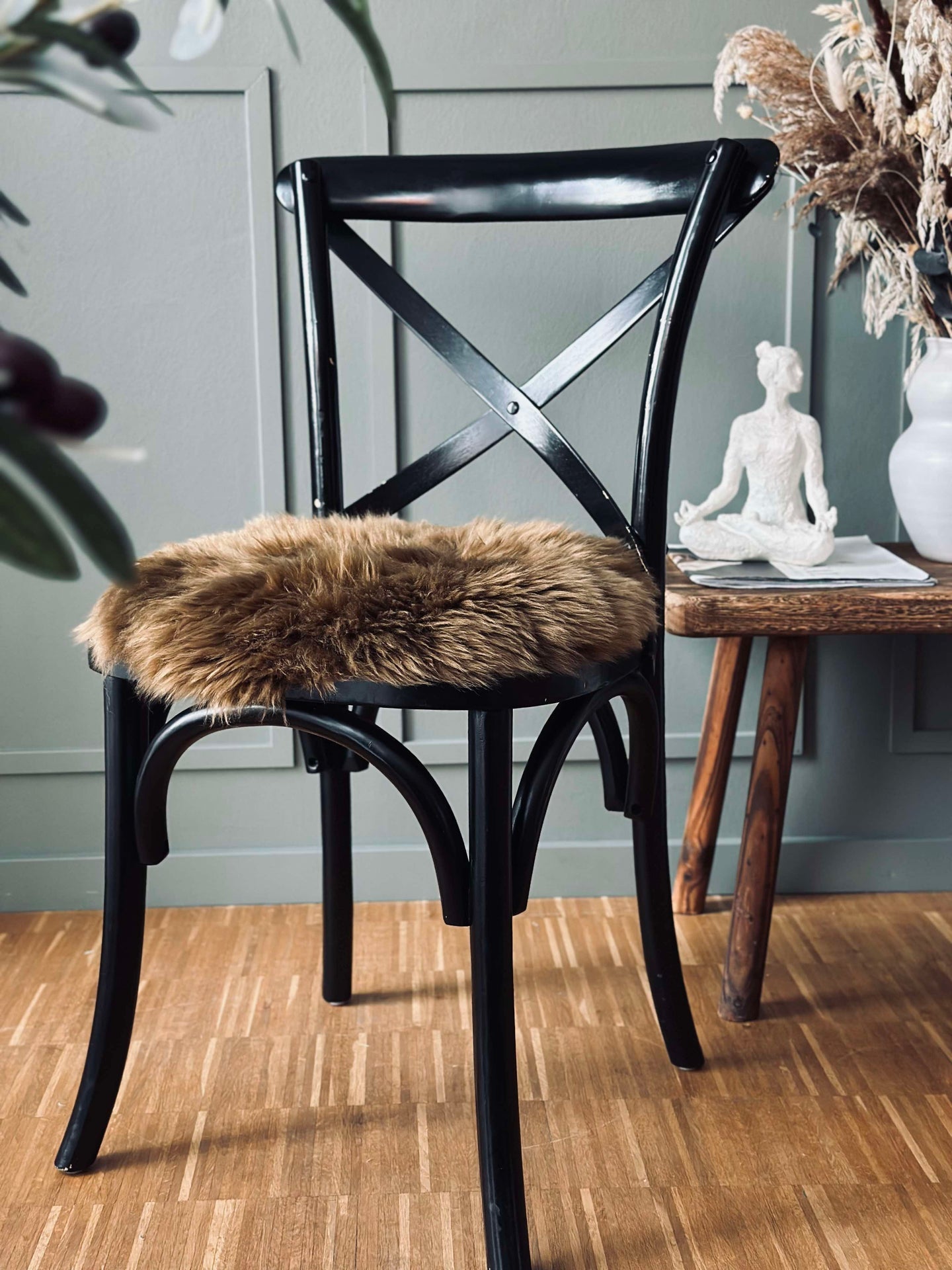 Sitskydd av lammskinn – Mörkbrun