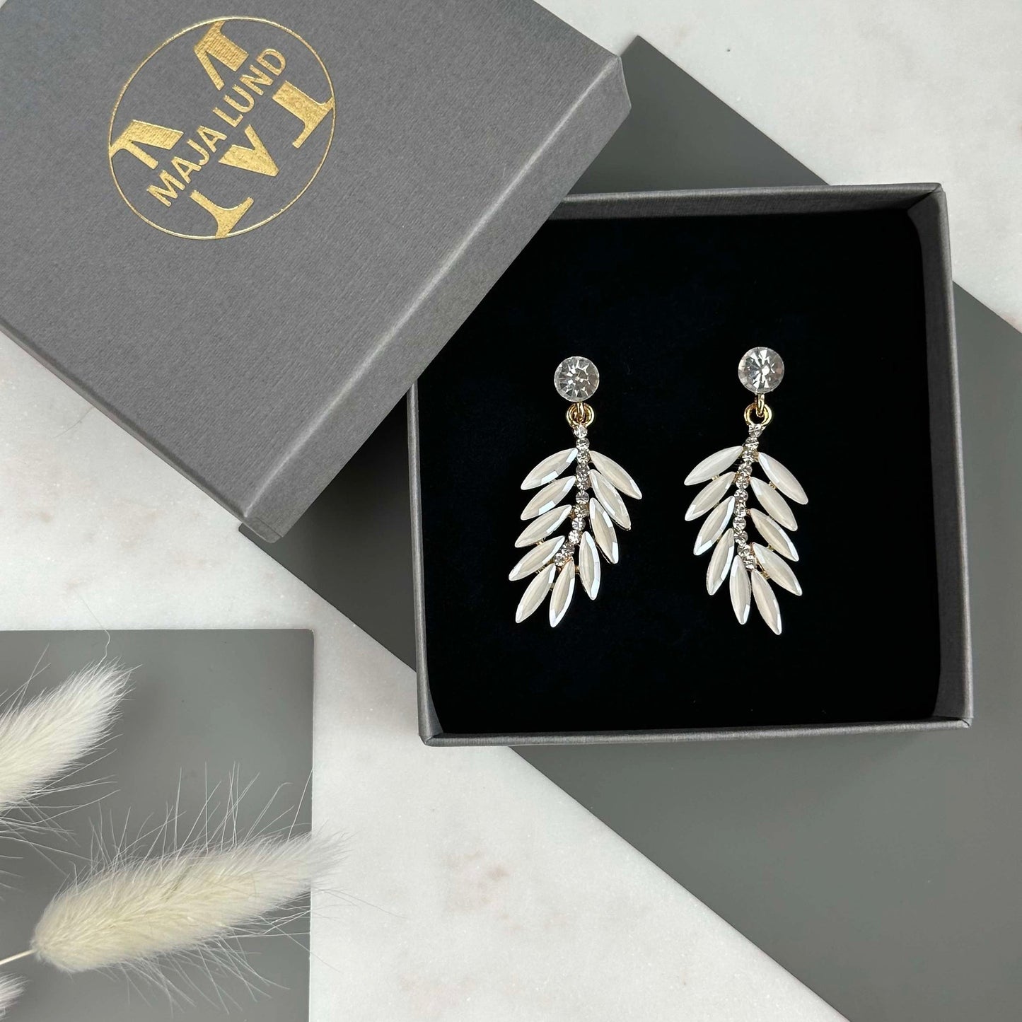 Fjäderörhängen - Vit