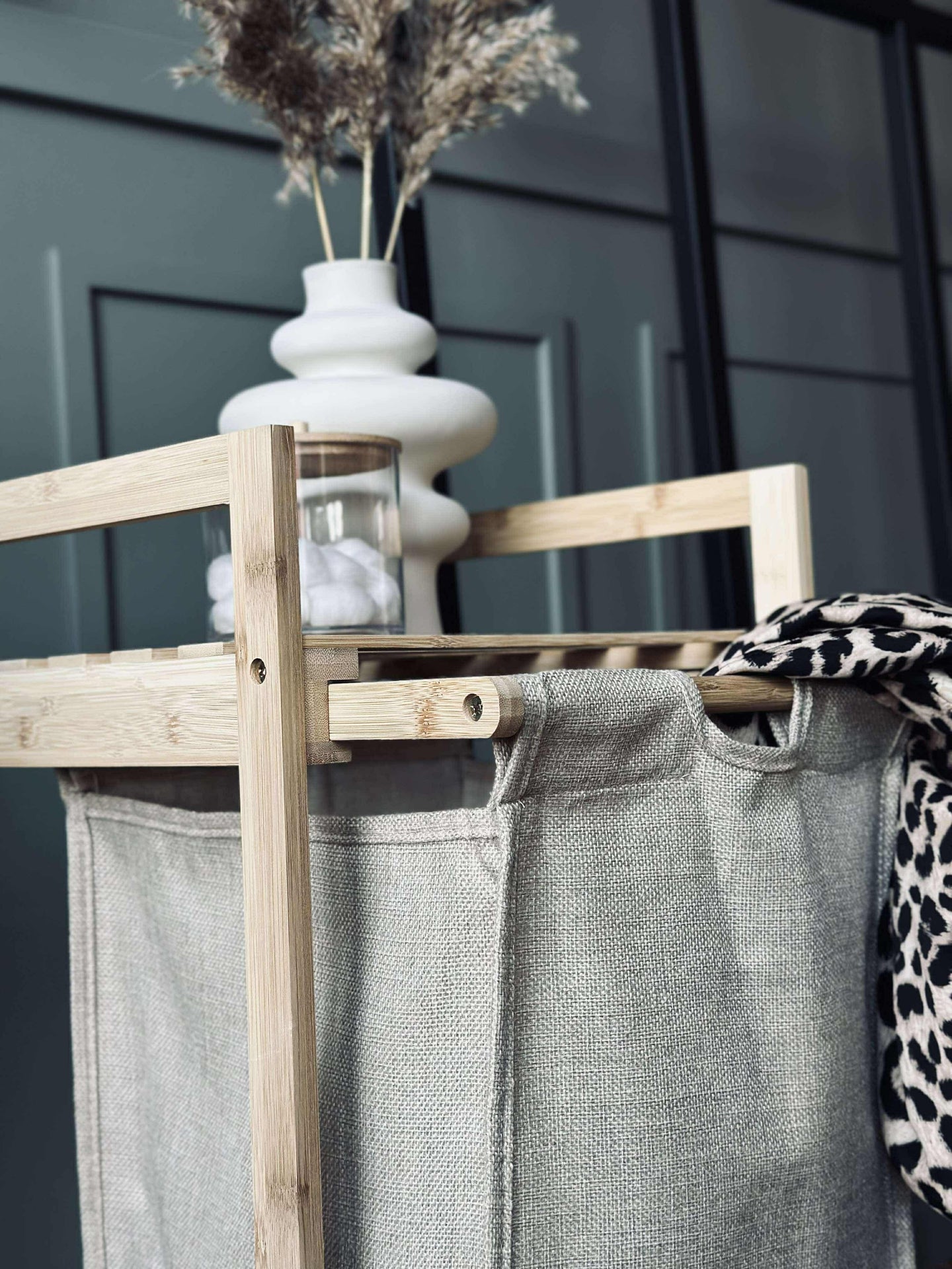 Tvättkorg med utdrag