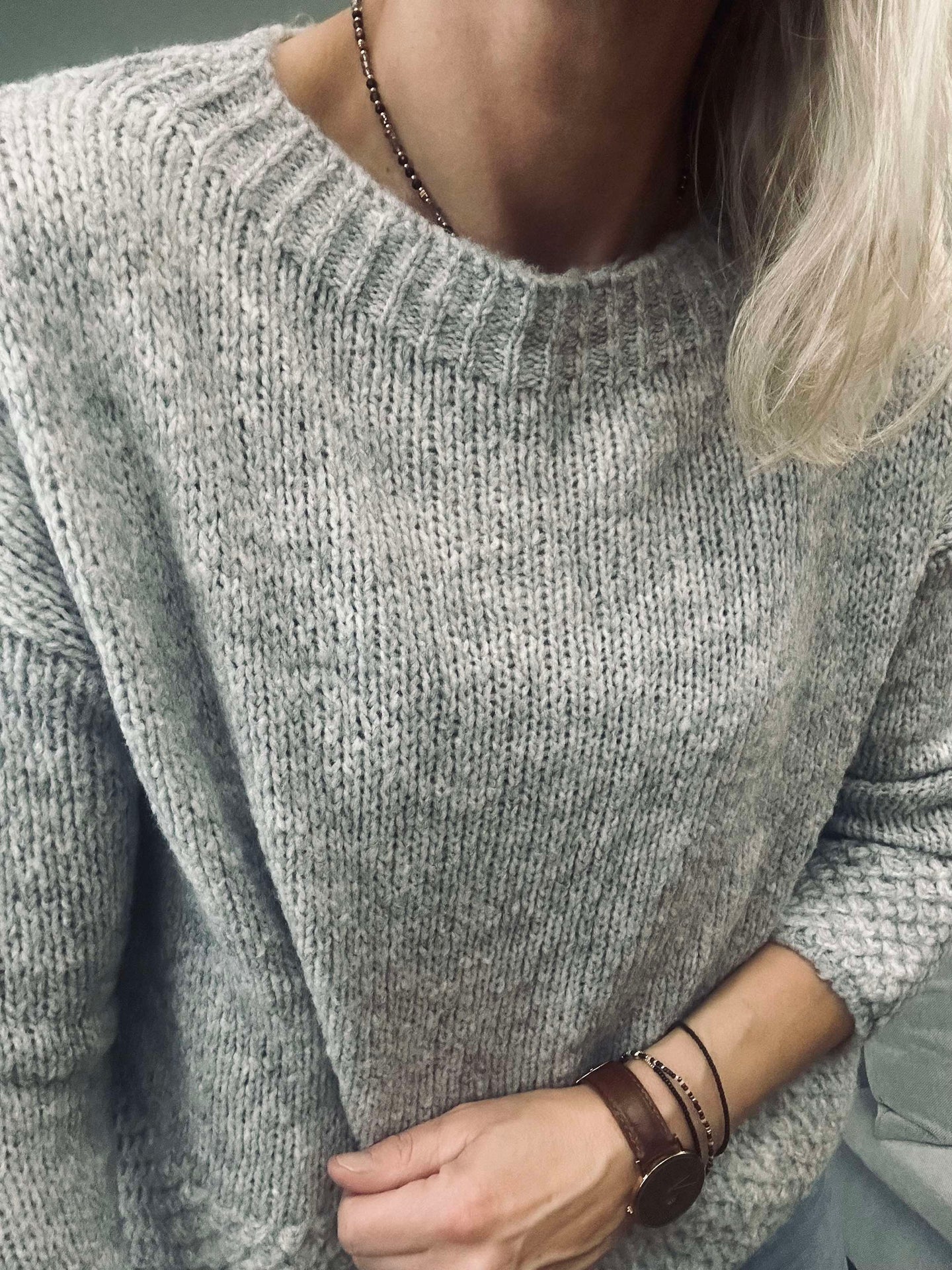 Stickad Celeste Grey