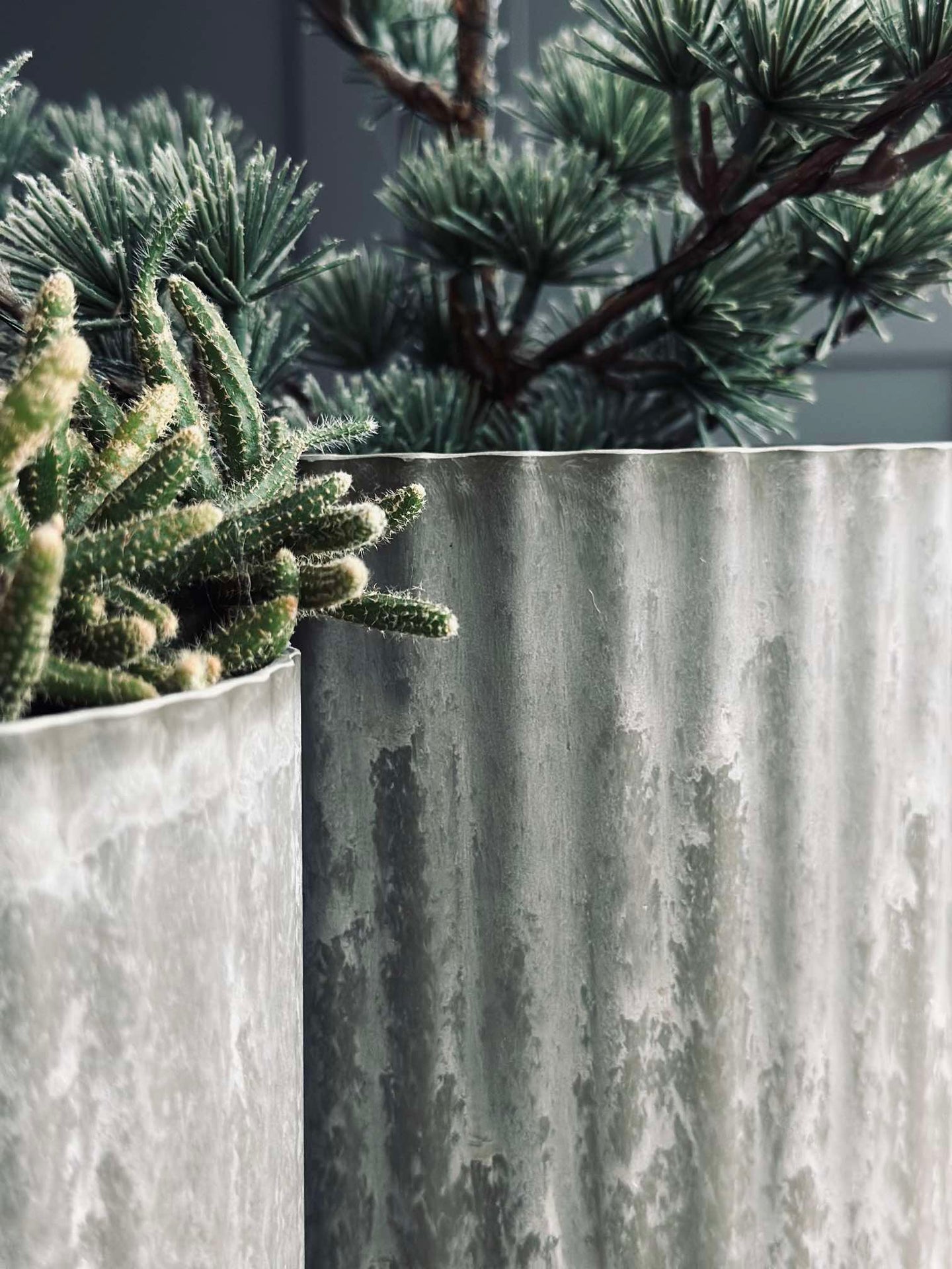 Krukor i grön betonglook - Set om 2 st