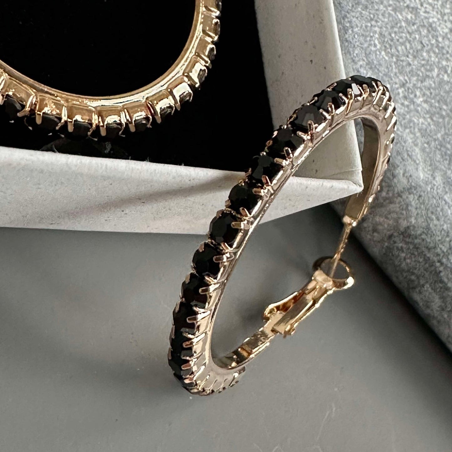 Örhängen Smilla Hoops 18K förgylld - Svart