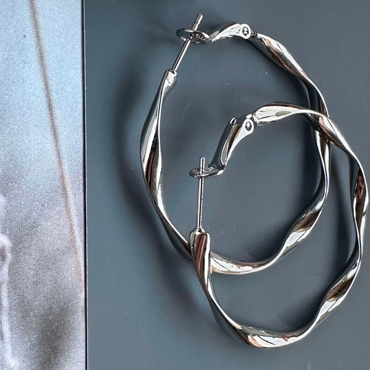 Hopp Twisted Silverbelagda Örhängen