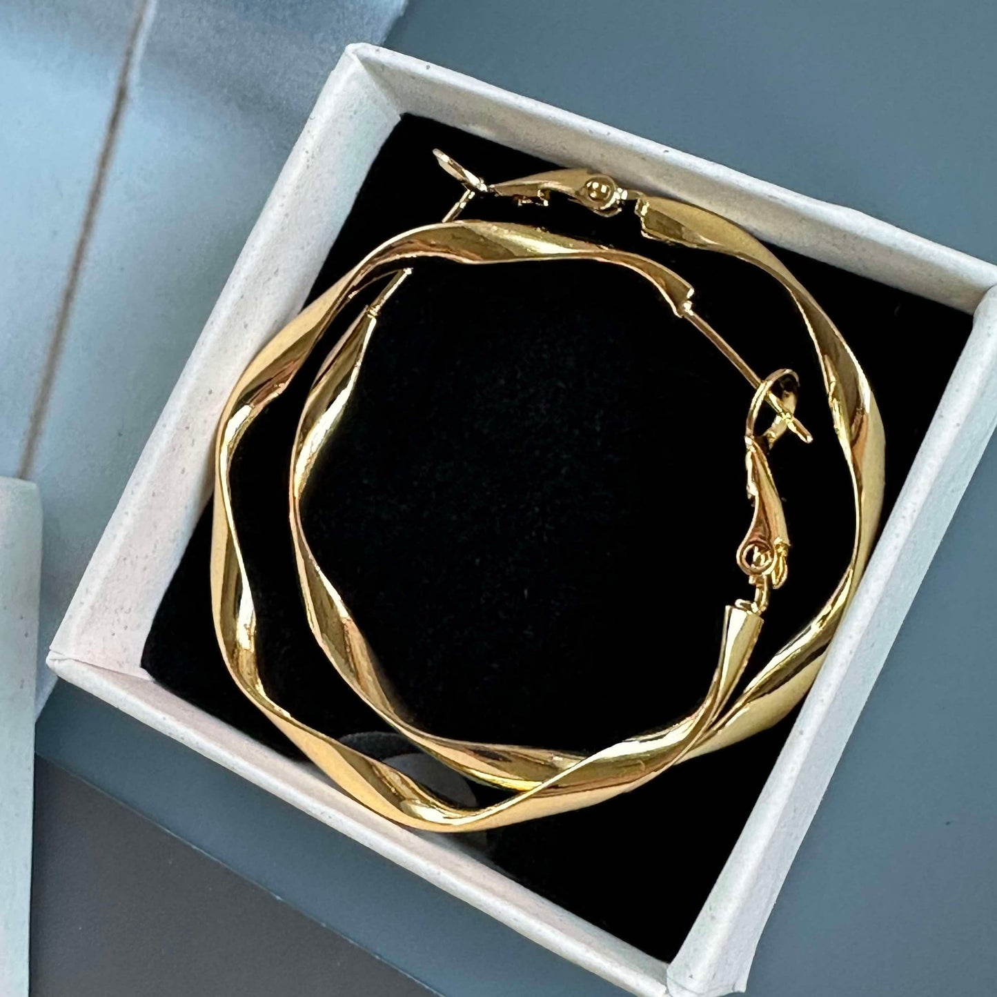 Örhängen Hope tvinnad - förgylld