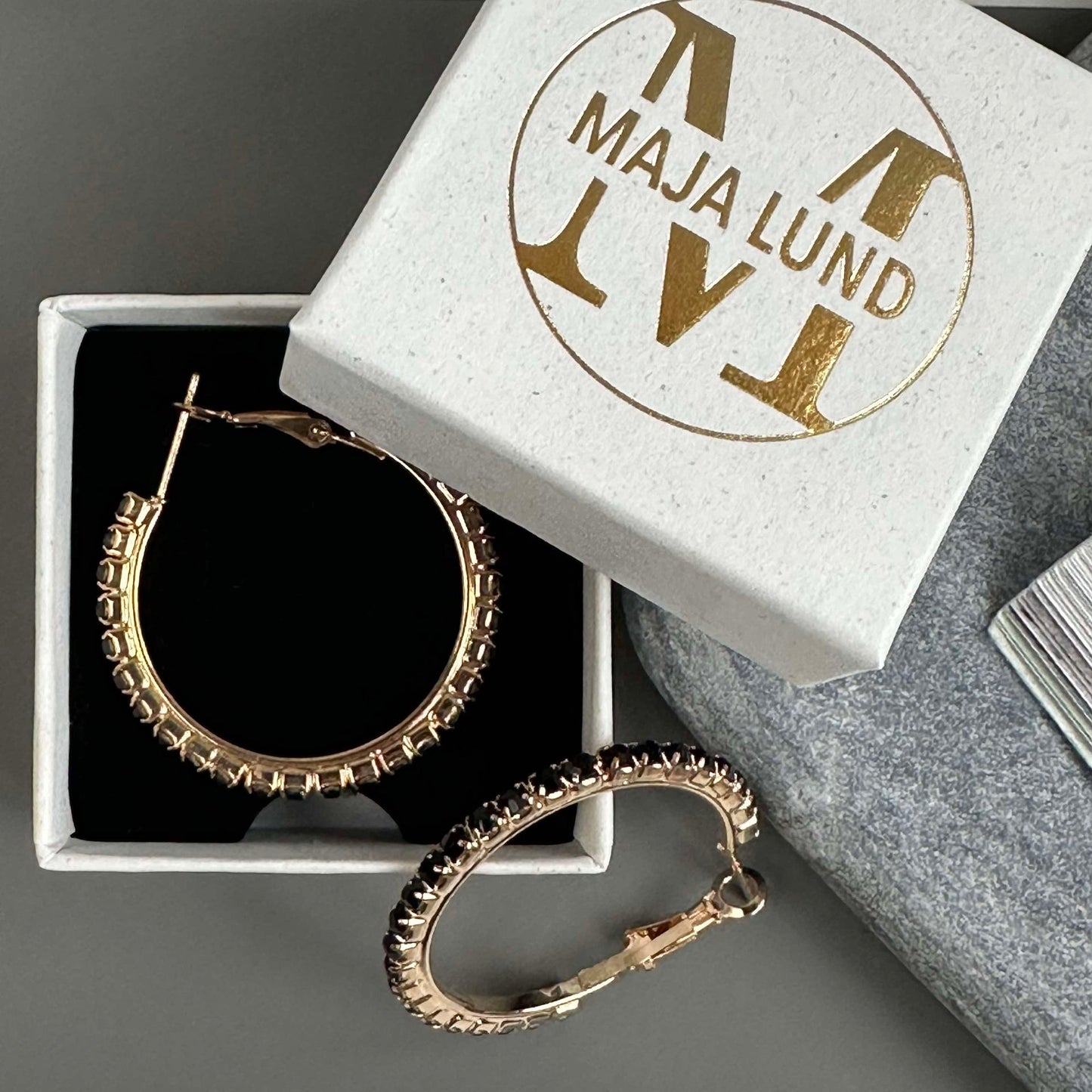 Örhängen Smilla Hoops 18K förgylld - Svart