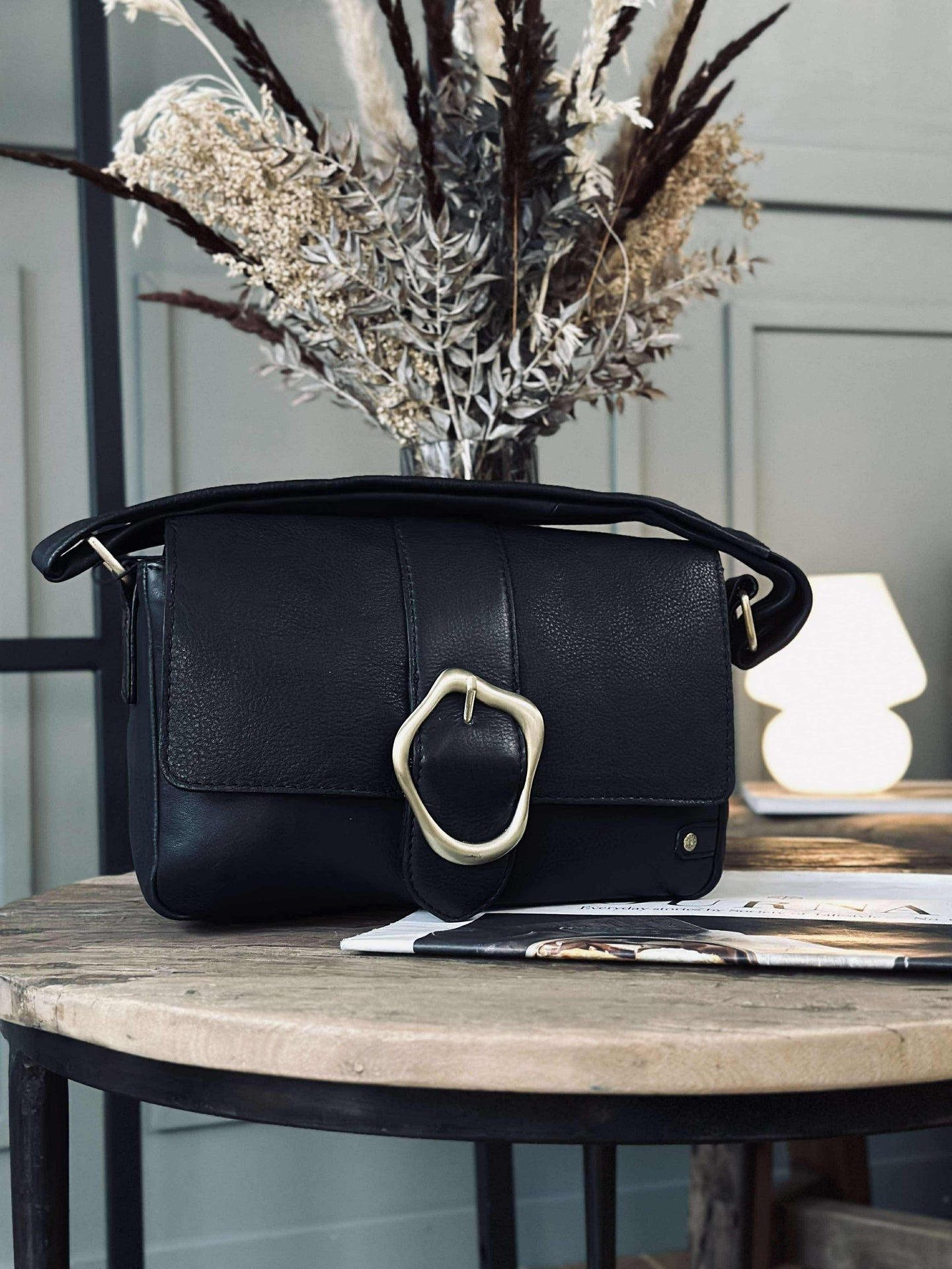 Crossover med spänne - Black leather