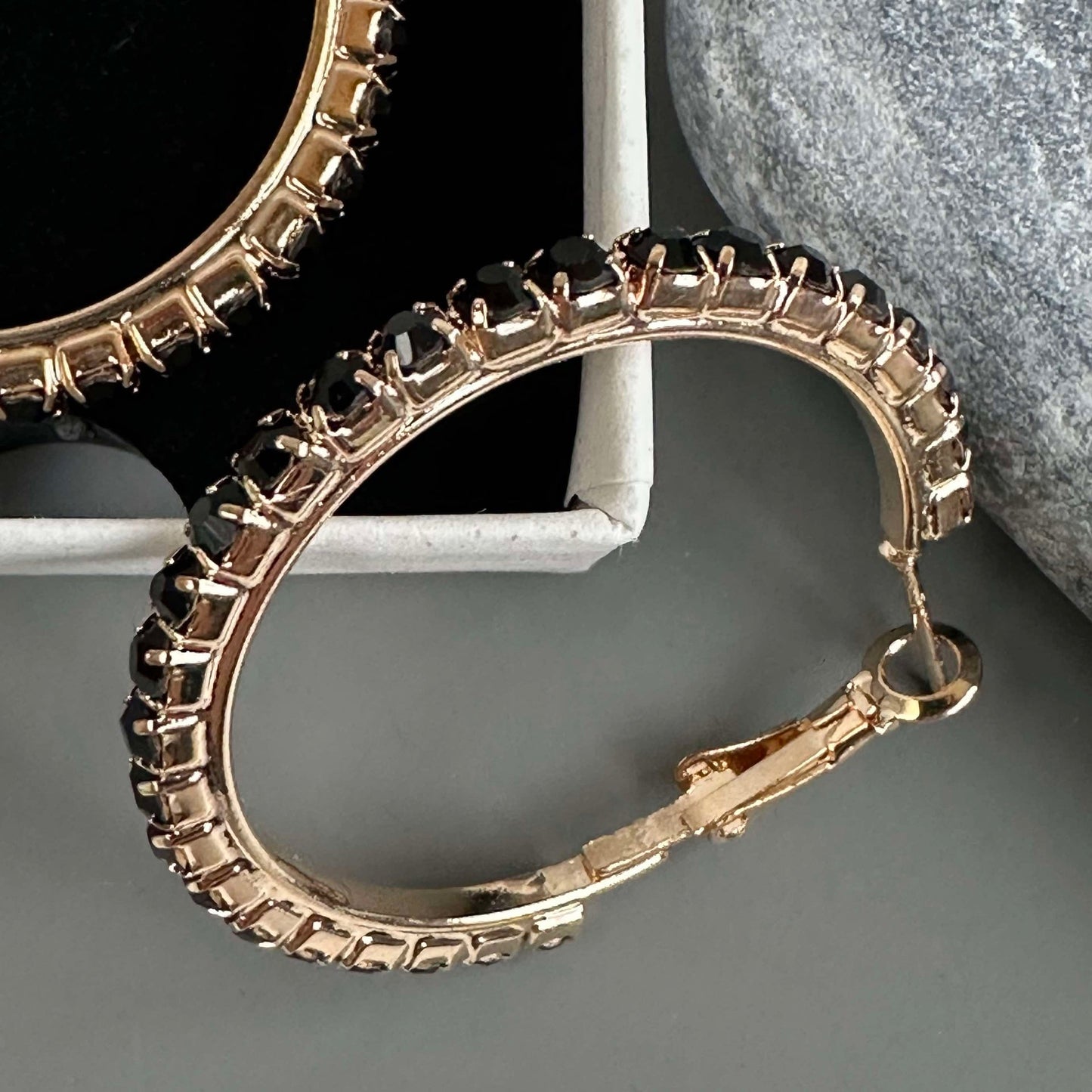 Örhängen Smilla Hoops 18K förgylld - Svart