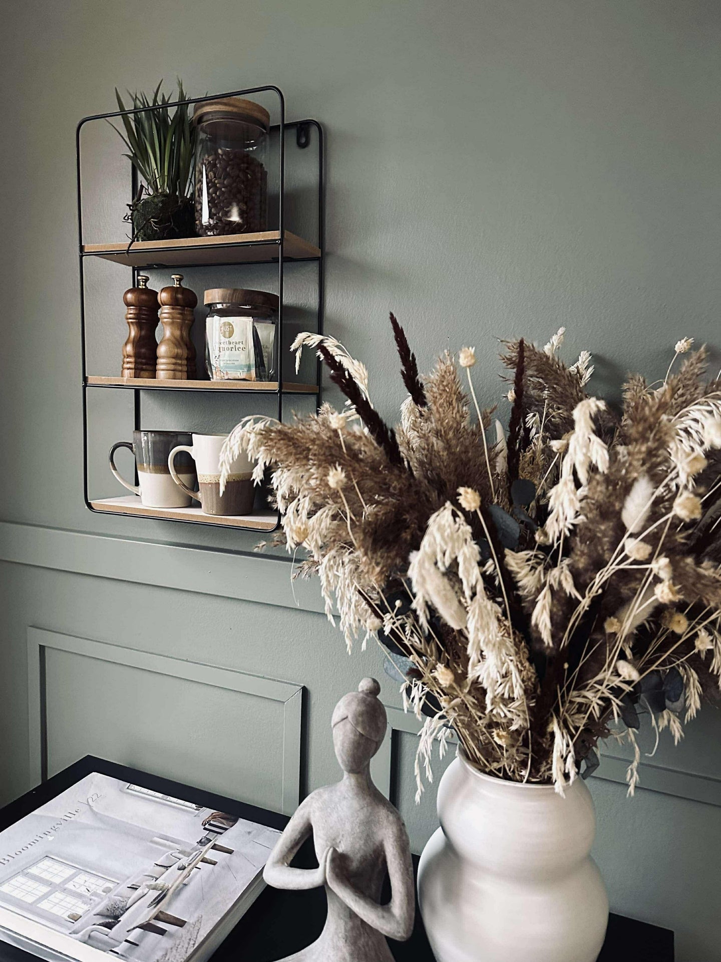 Vägghylla med 3 hyllplan