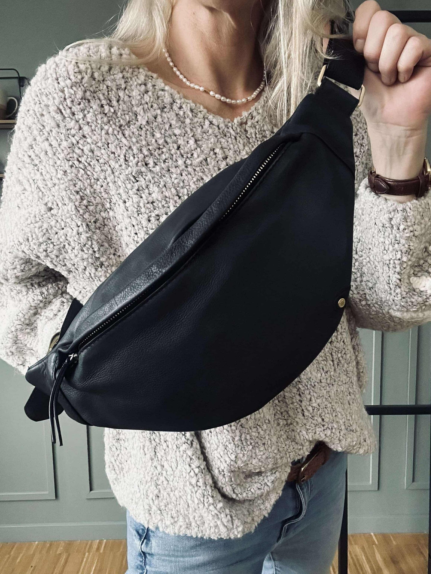 Bumbag med spänne - Black leather