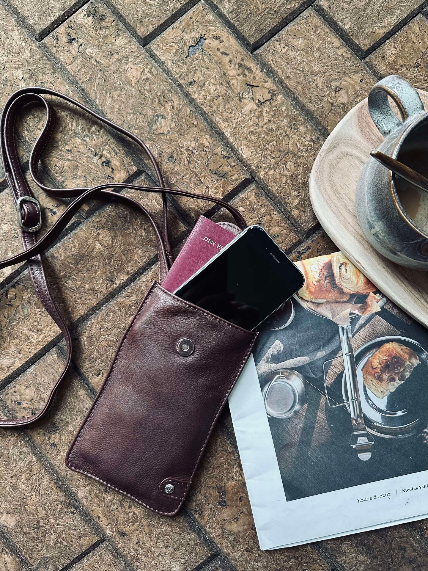 Mobilväska Small Aura Dark Brown