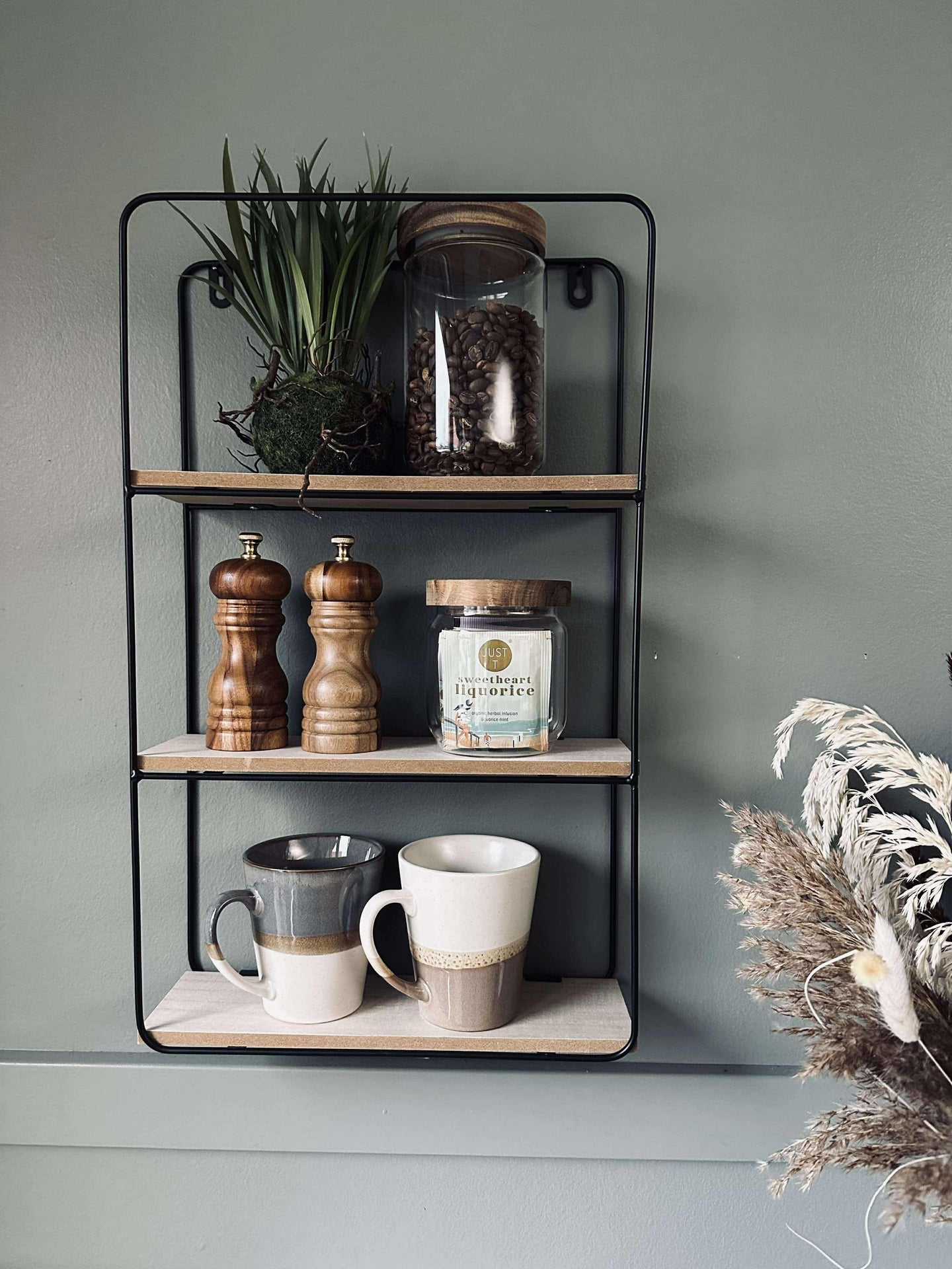 Vägghylla med 3 hyllplan