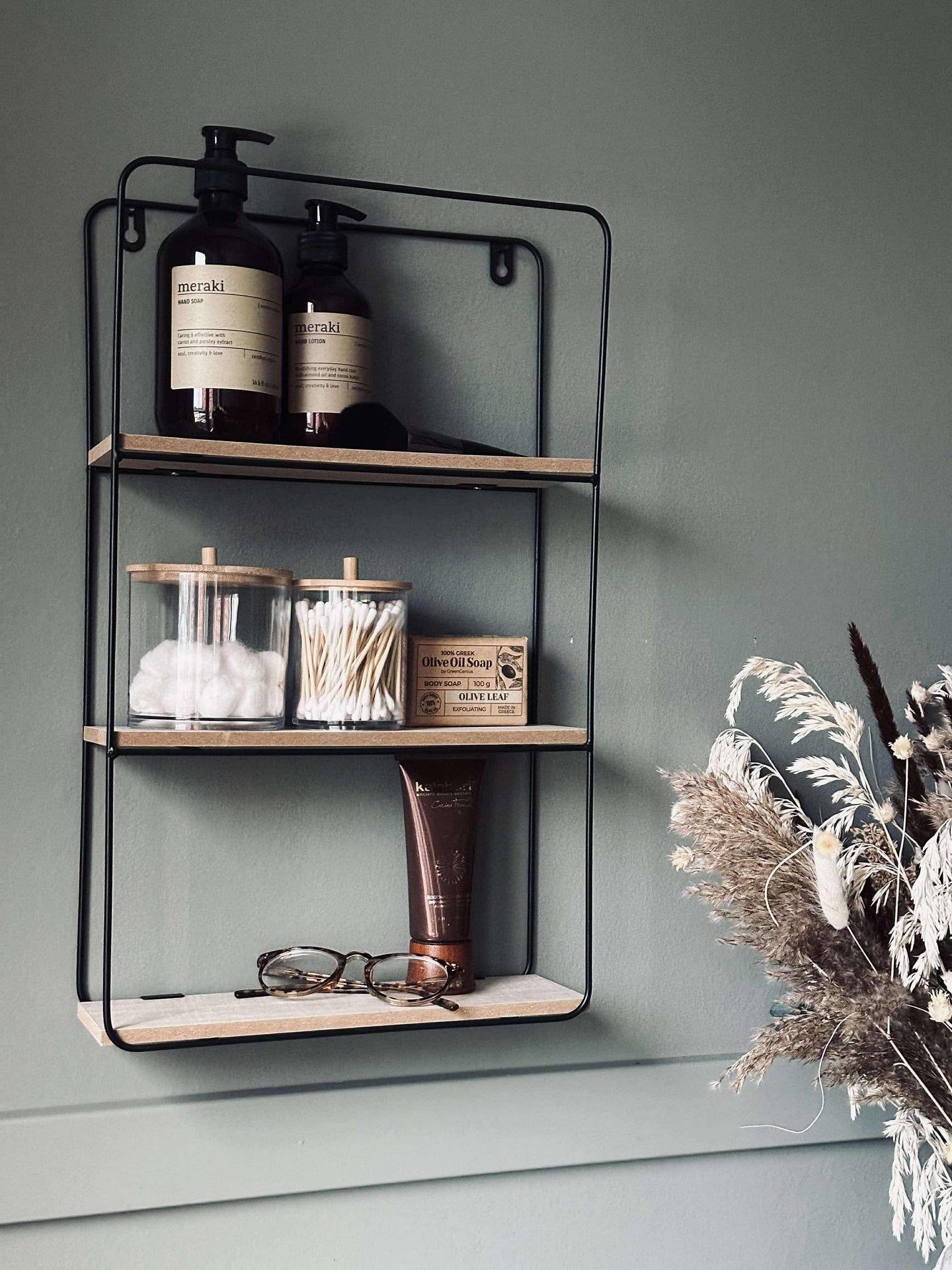 Vägghylla med 3 hyllplan