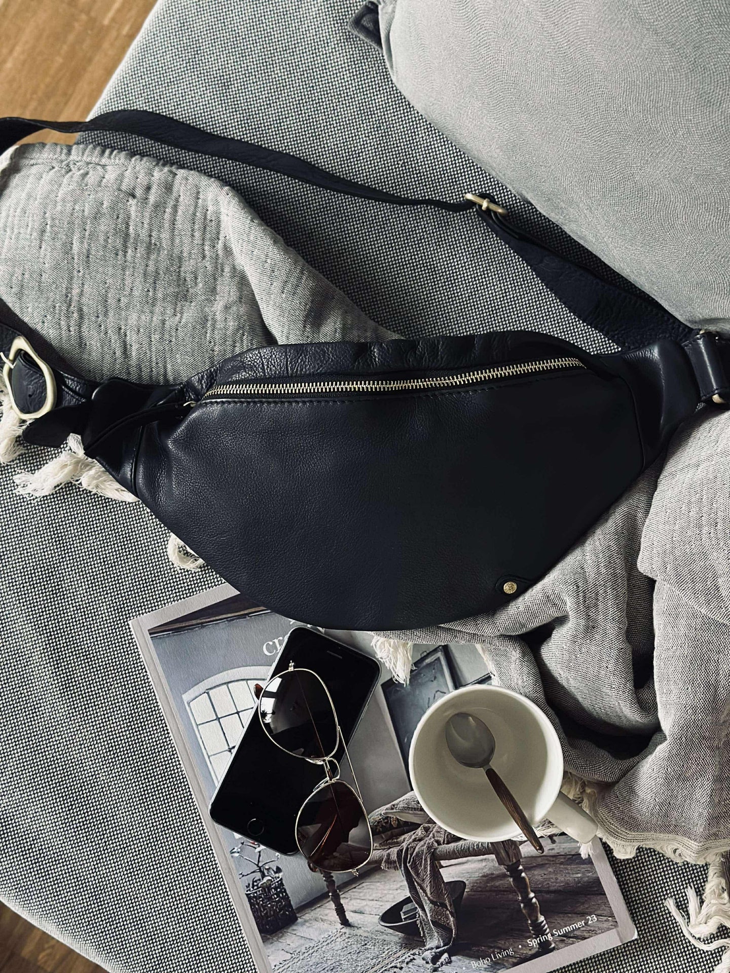 Bumbag med spänne - Black leather