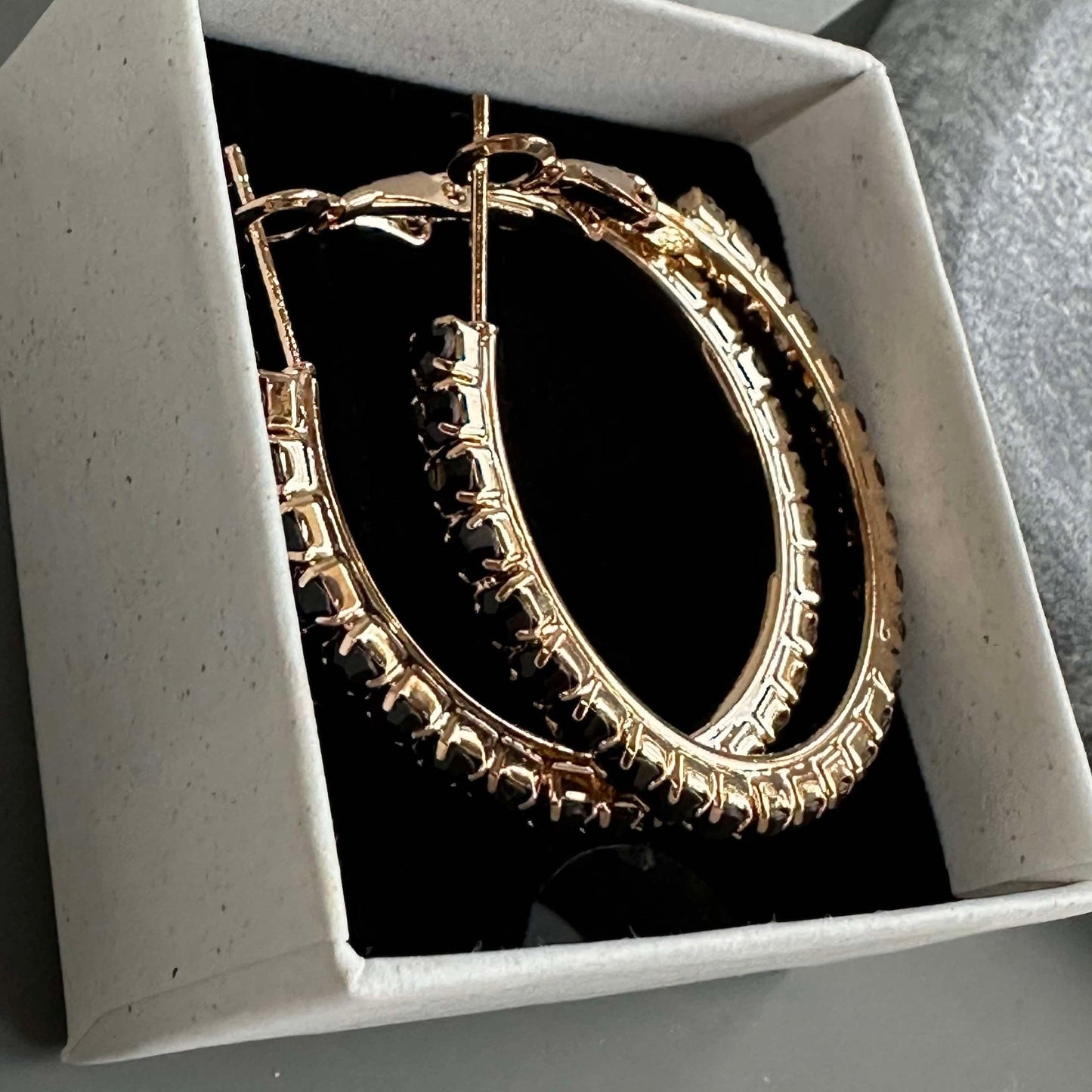 Örhängen Smilla Hoops 18K förgylld - Svart