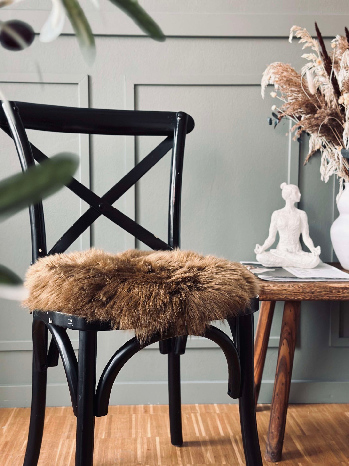 Sitskydd av lammskinn – Mörkbrun