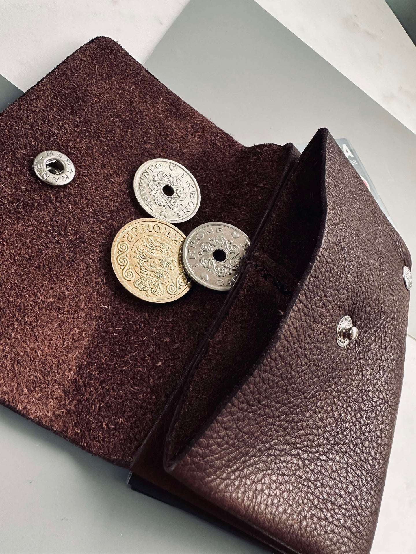 Aura liten mörkbrun plånbok