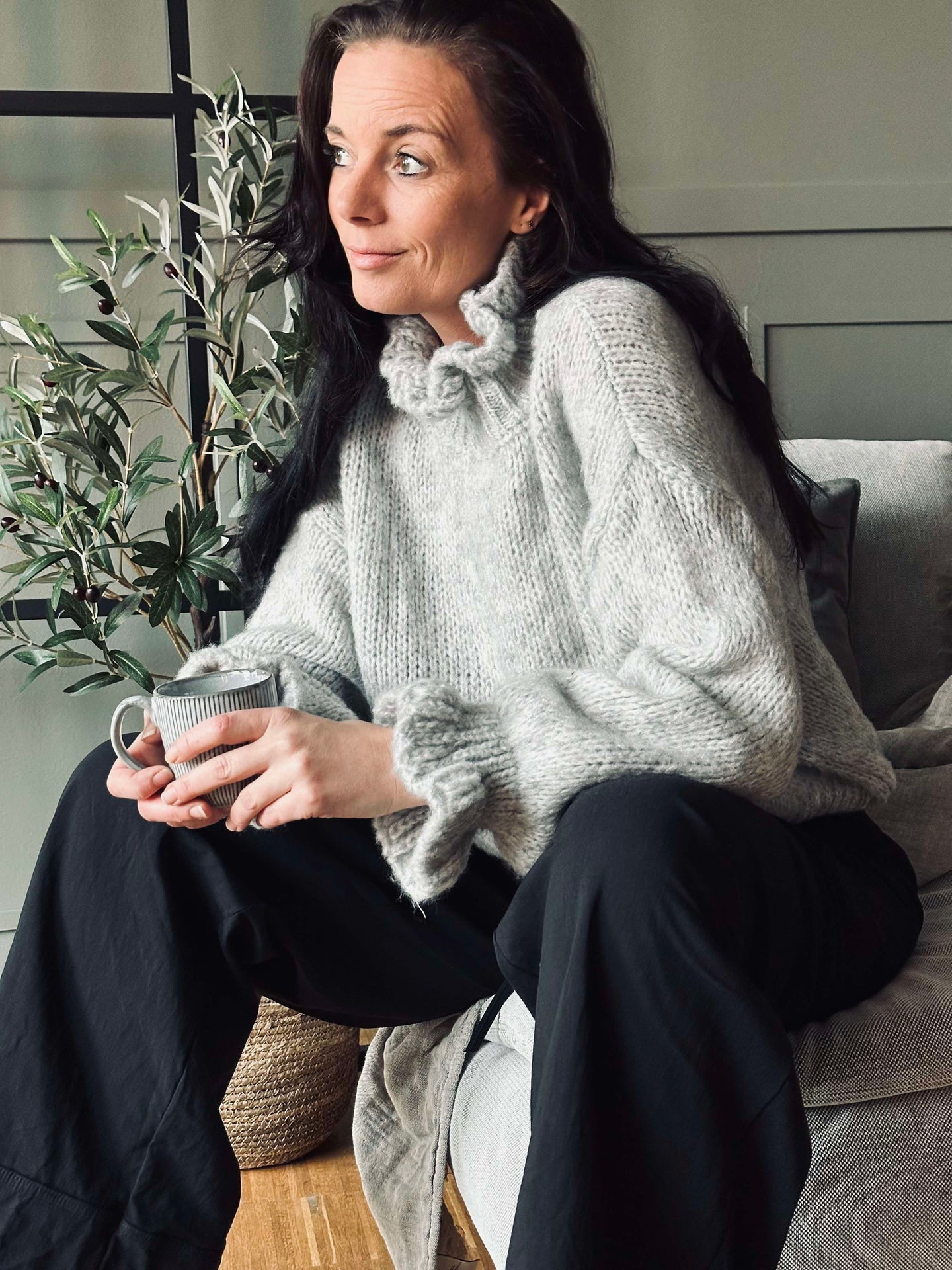 Stickad Nina - Grå