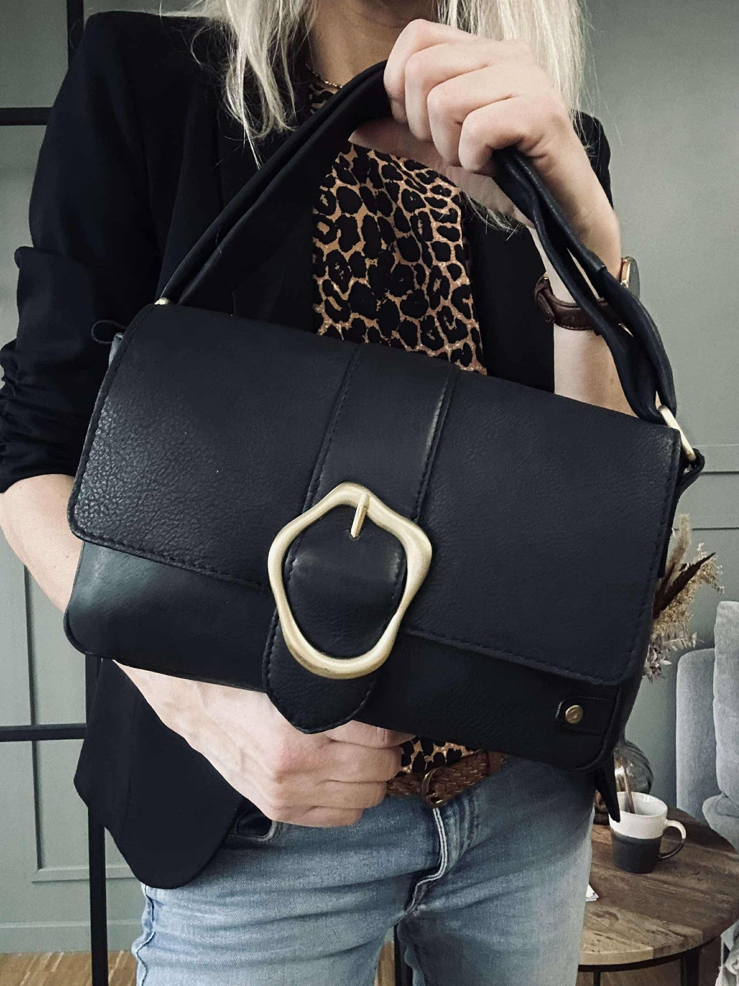 Crossover med spänne - Black leather