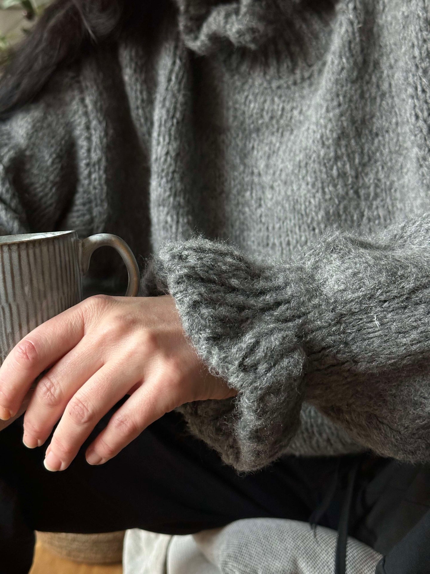Stickad Nina - Mörkgrå