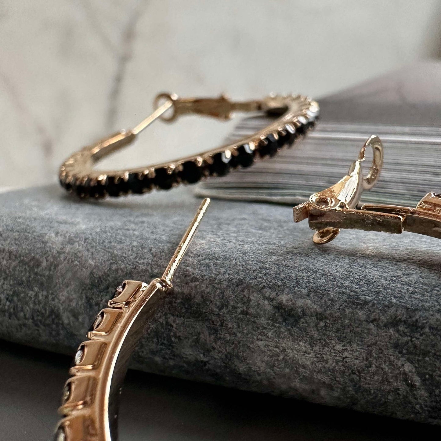 Örhängen Smilla Hoops 18K förgylld - Svart