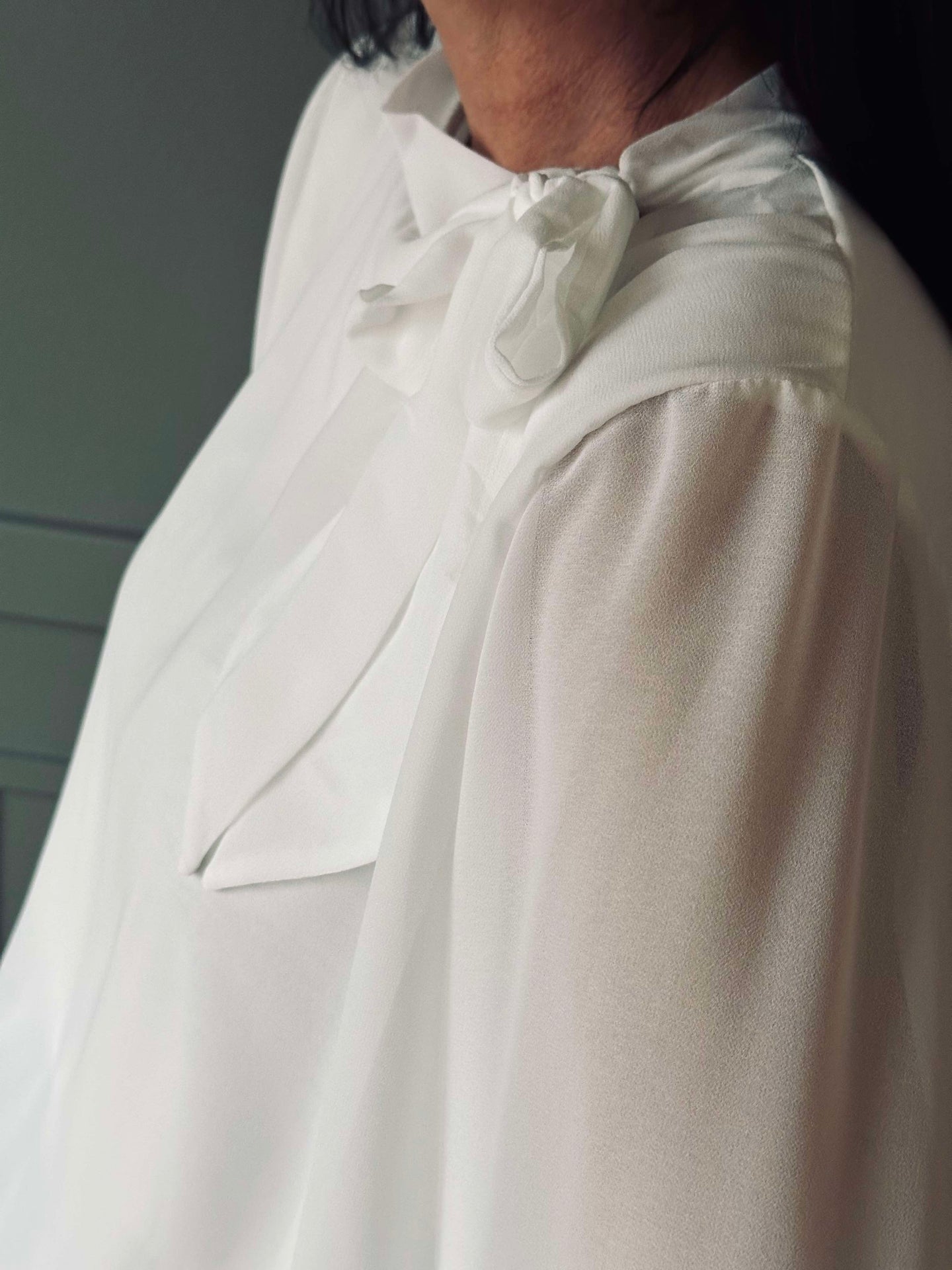 Blus m. Rosett - White