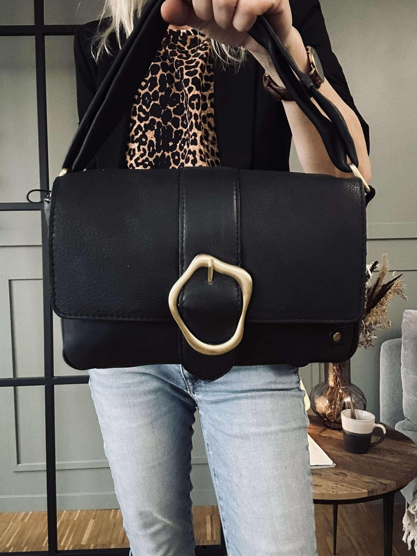 Crossover med spänne - Black leather