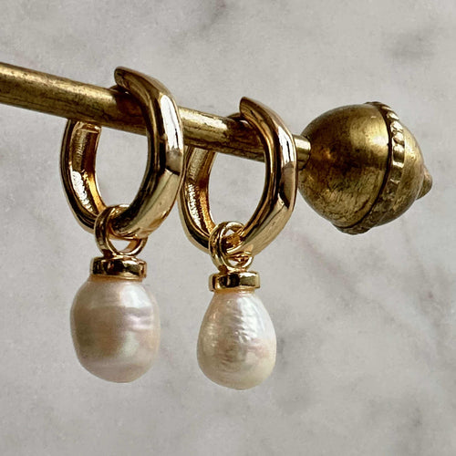 Signe örhängen med sötvattenspärlor