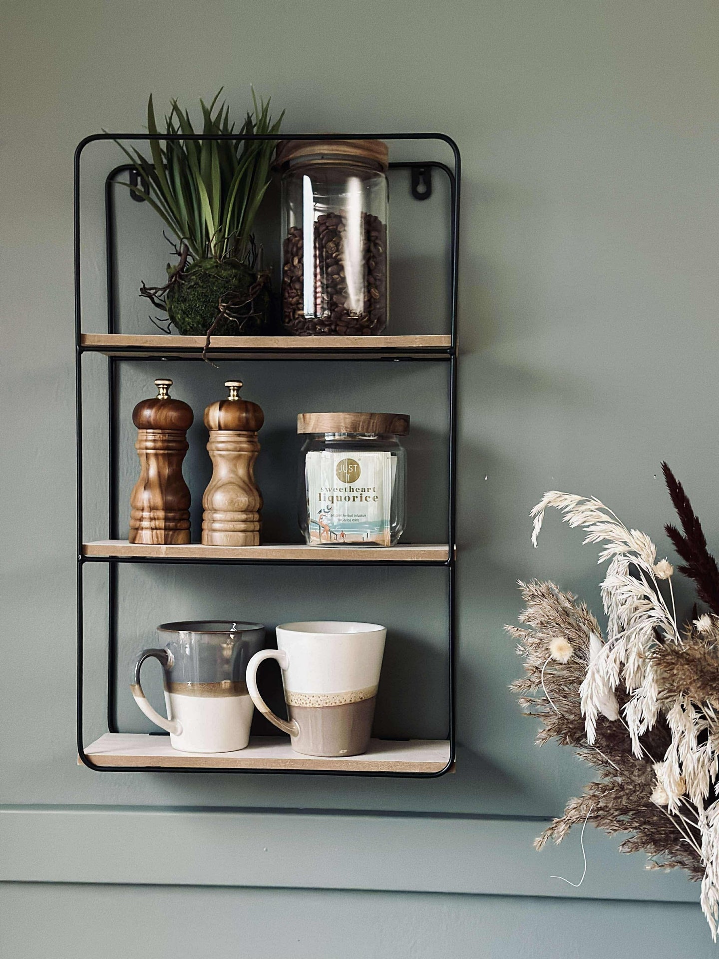 Vägghylla med 3 hyllplan