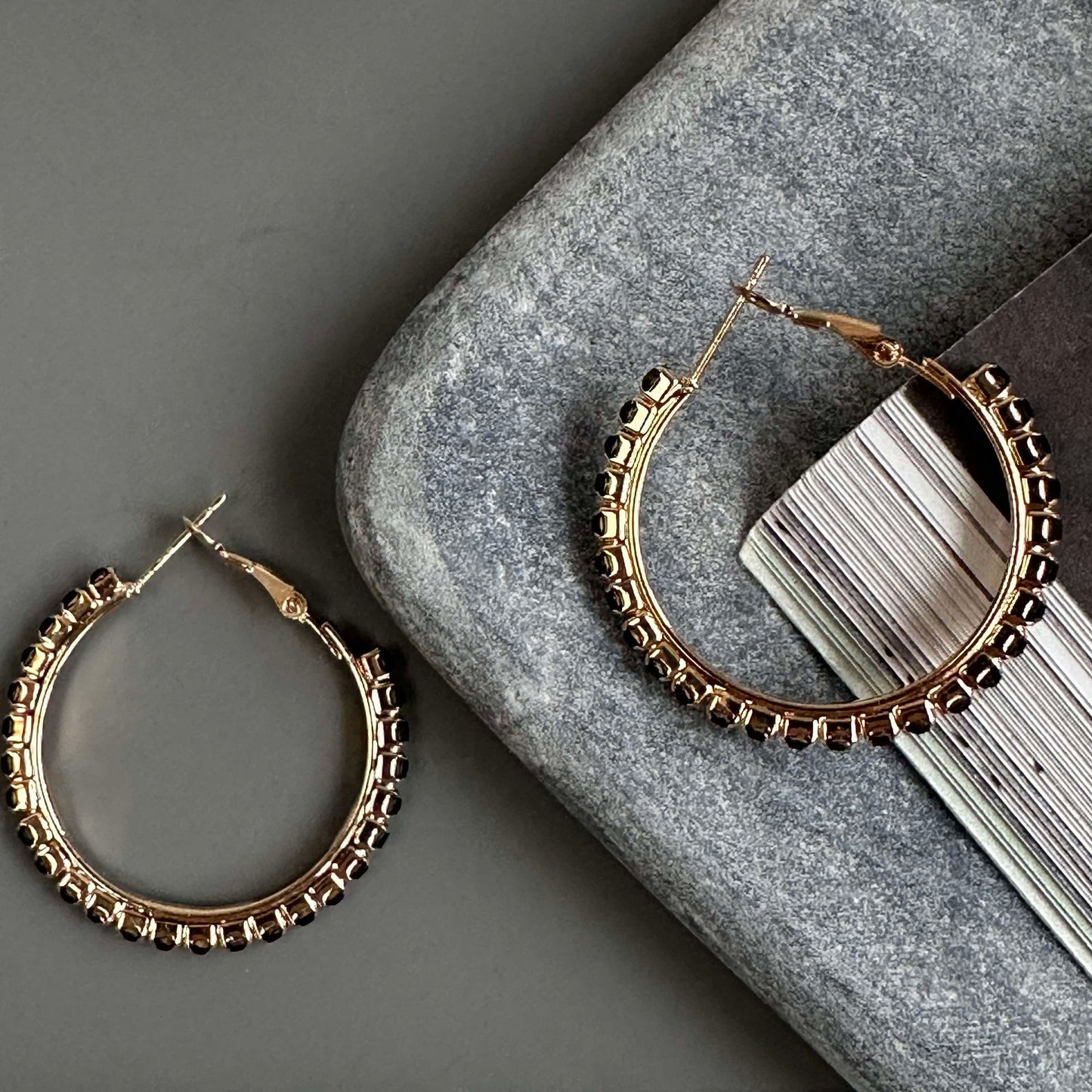 Örhängen Smilla Hoops 18K förgylld - Svart