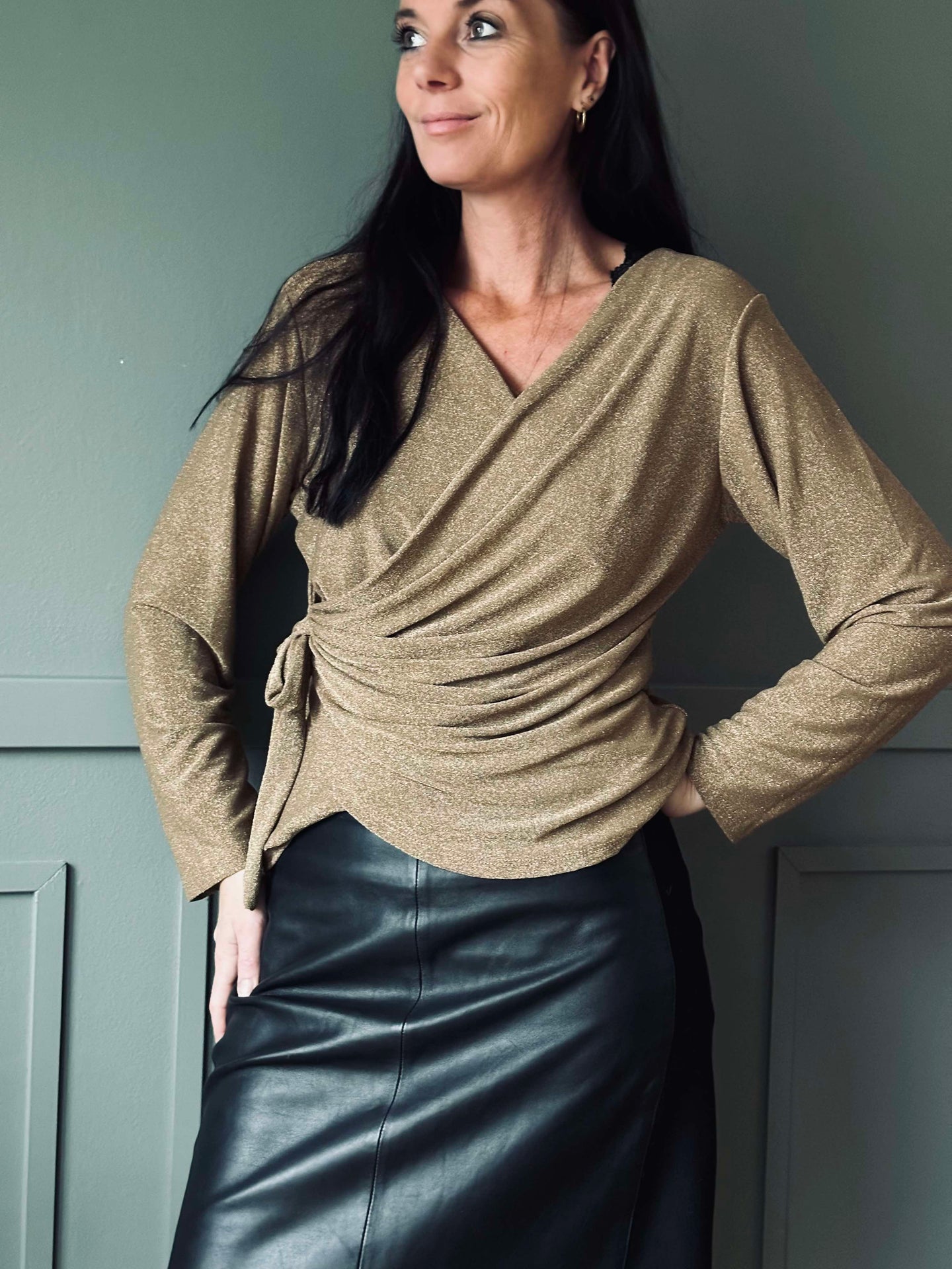 Omlottsblus med glitter - Gold