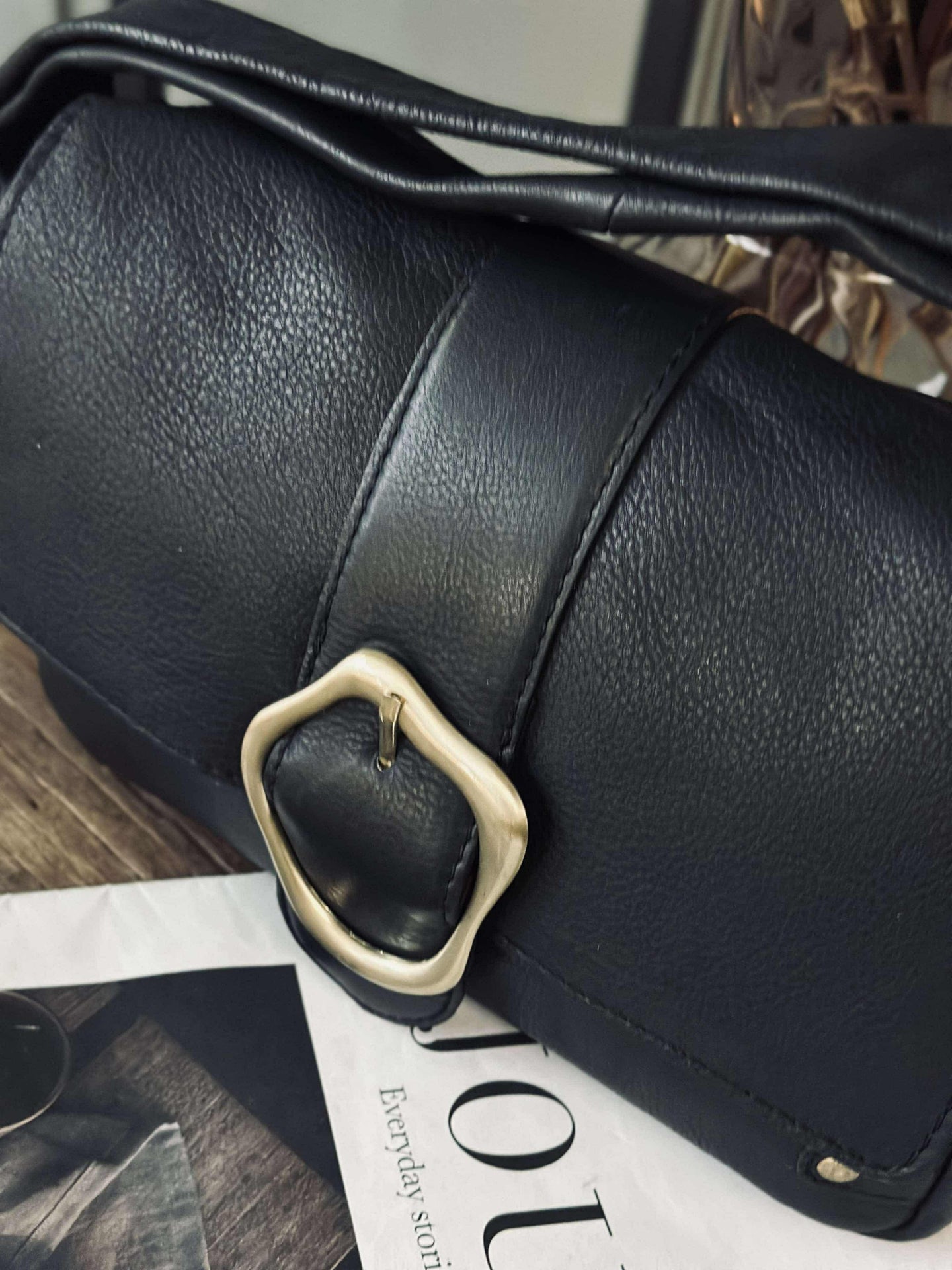 Crossover med spänne - Black leather