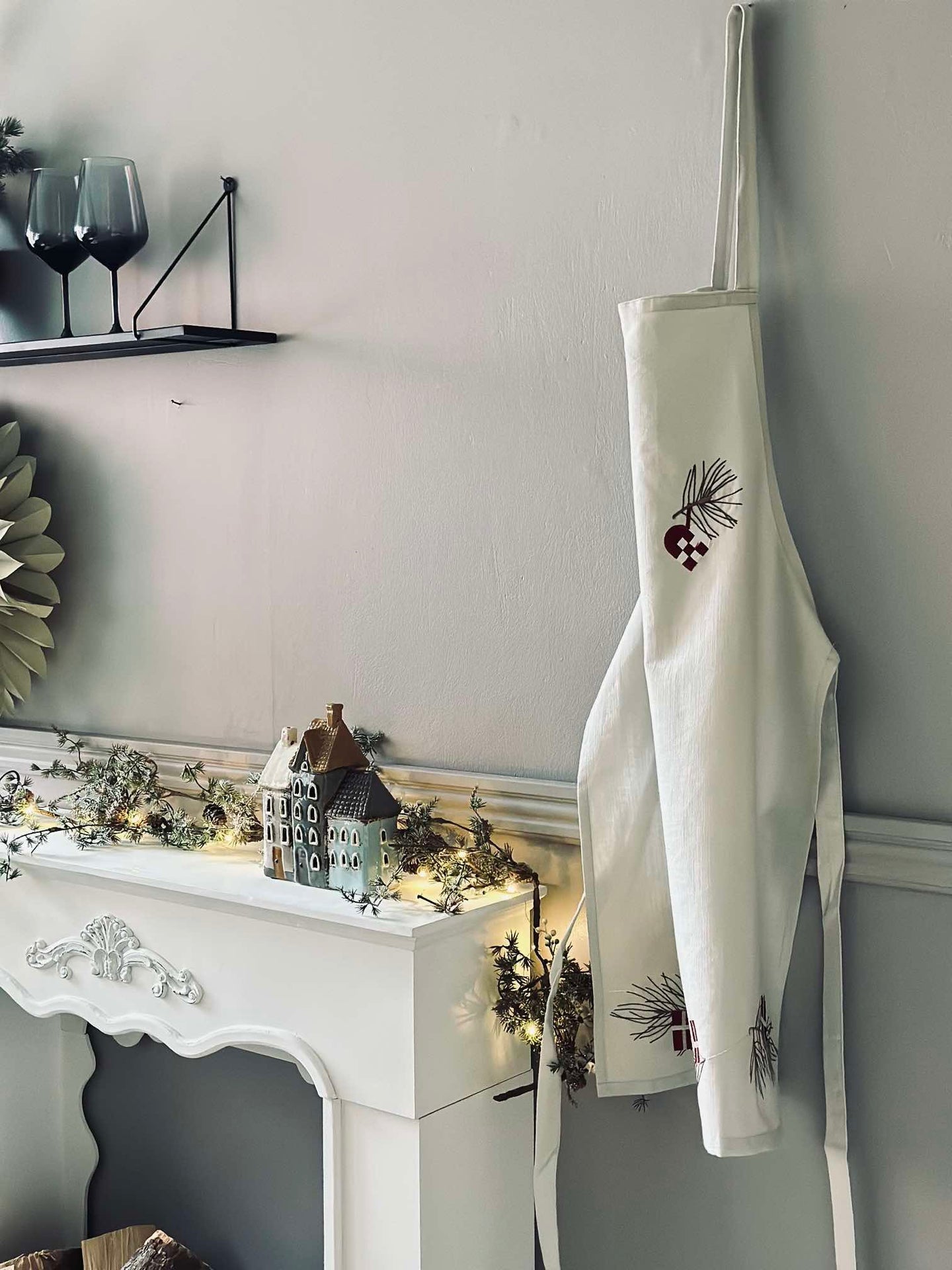 Förkläde med broderi