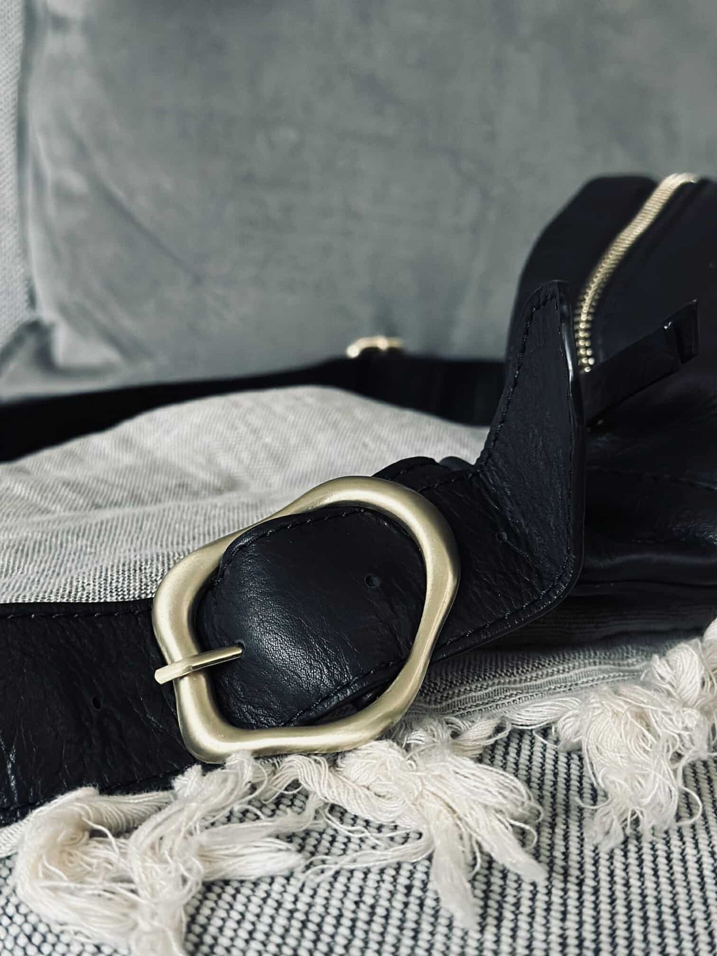 Bumbag med spänne - Black leather