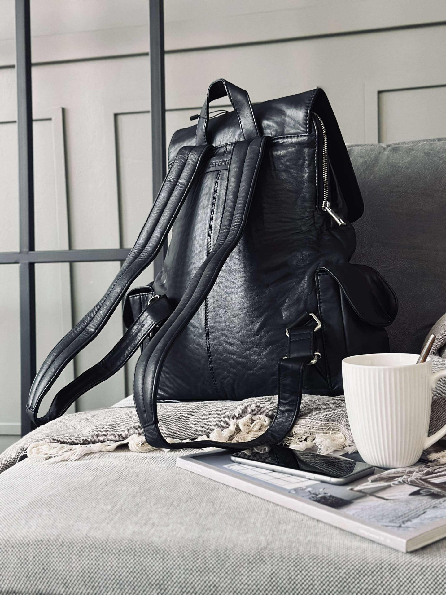 Ryggsäck cool design – Mjukt lammskinn svart