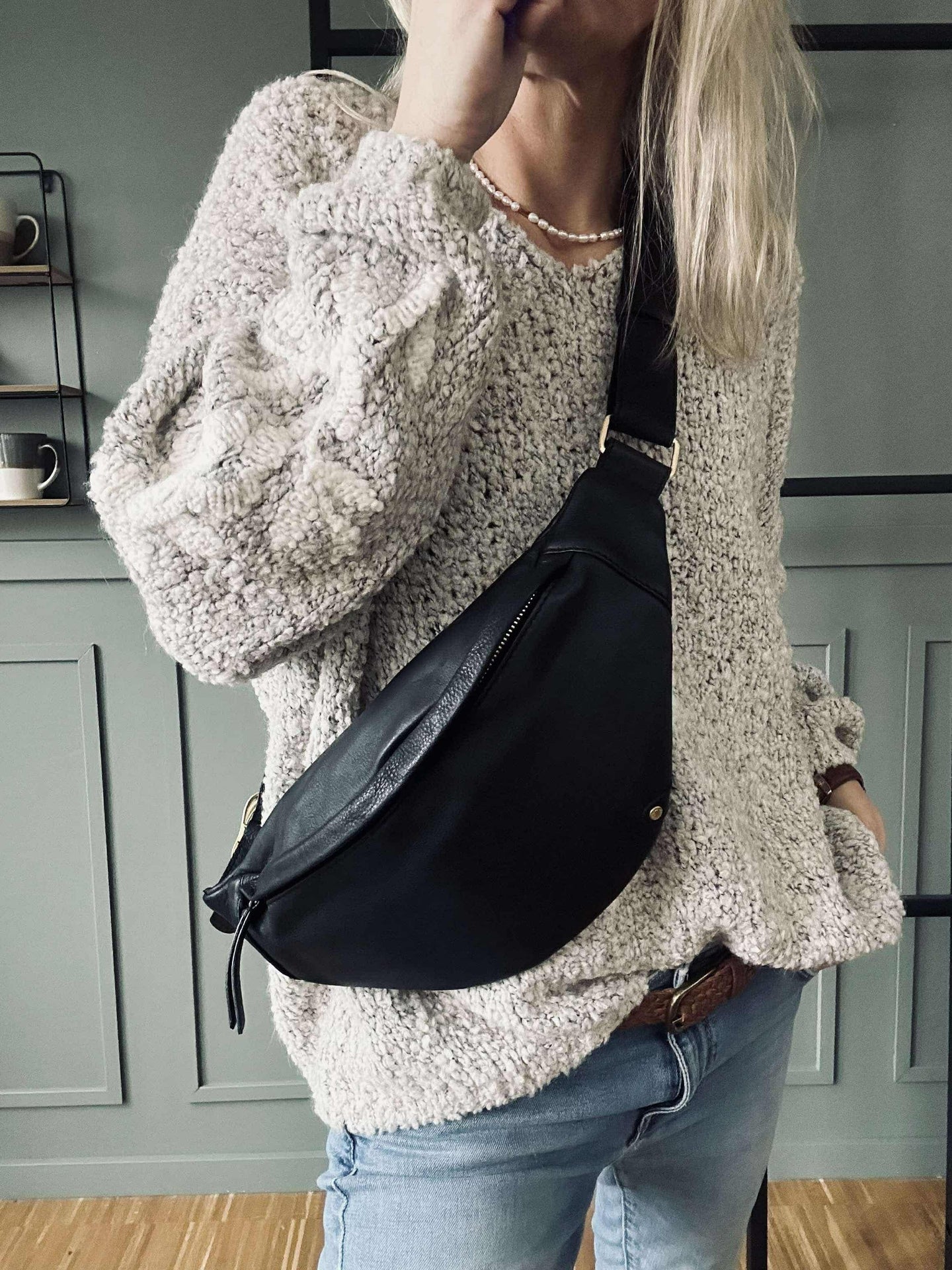 Bumbag med spänne - Black leather