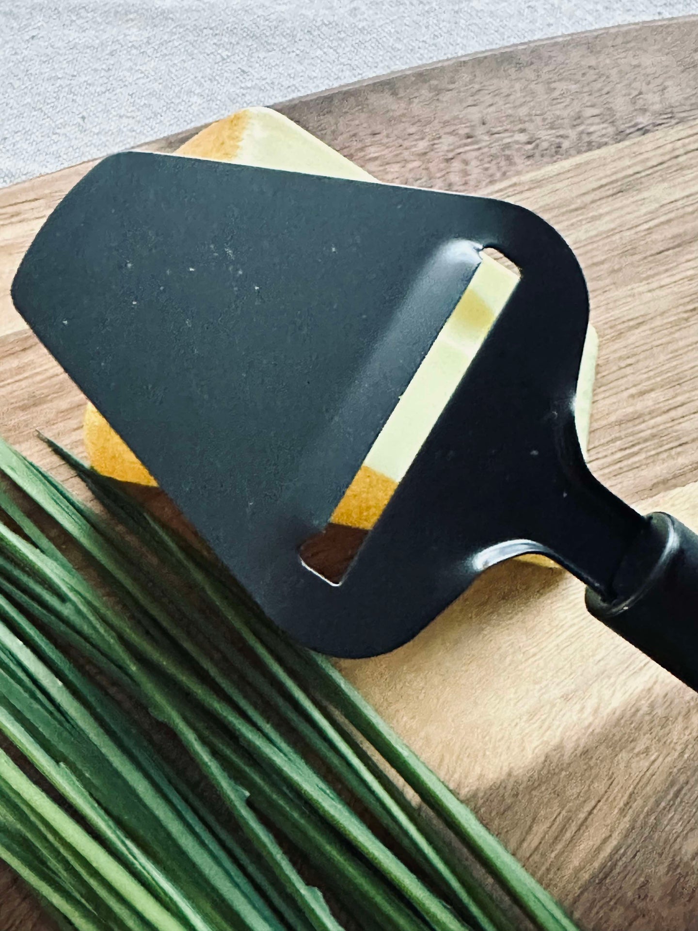 Osthyvel 21 cm svart