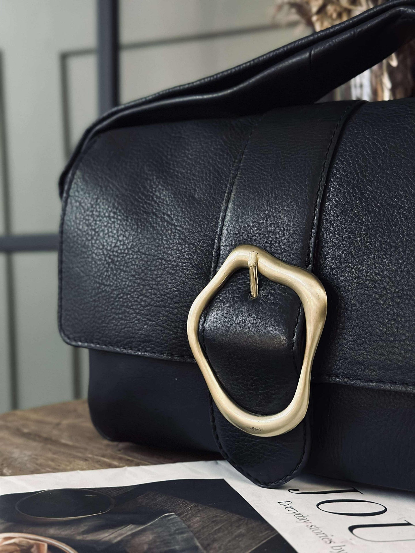 Crossover med spänne - Black leather