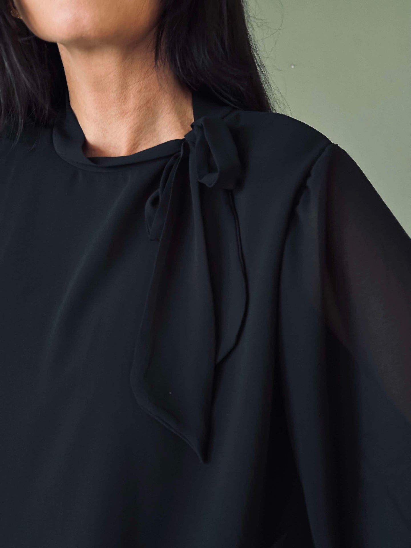 Blus m. rosett - Black