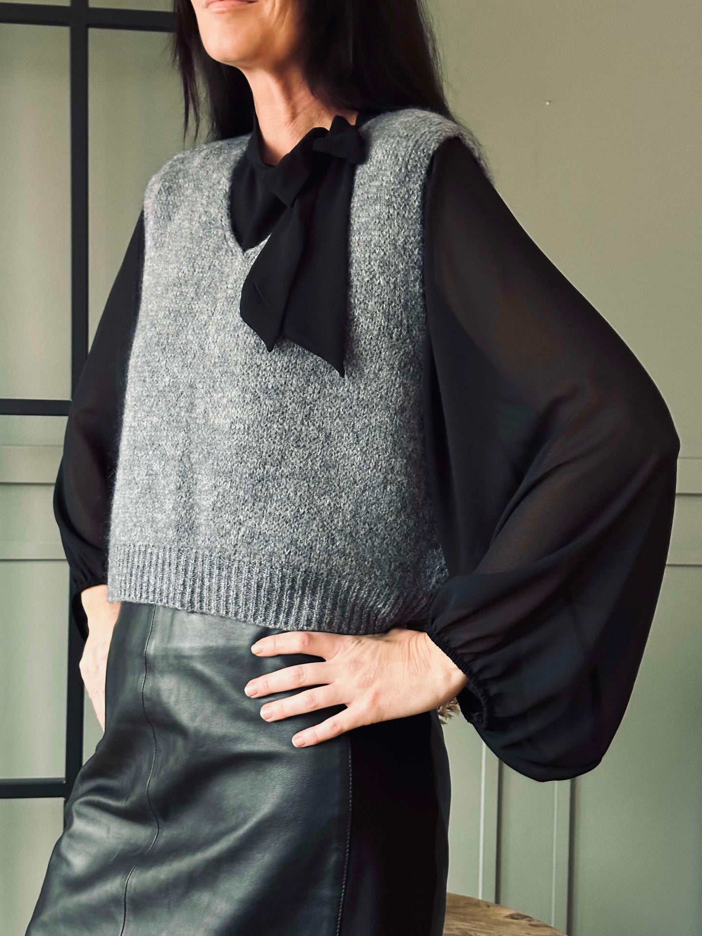 Blus m. rosett - Black