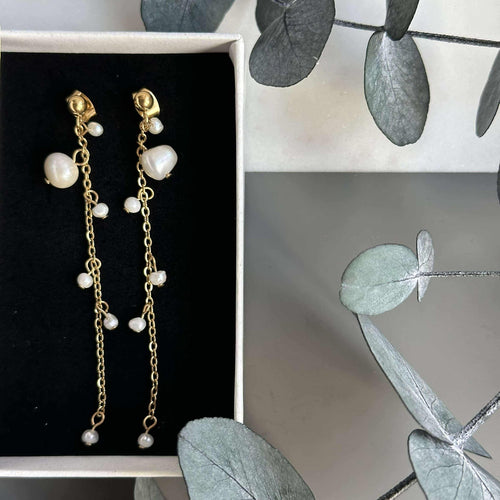 Flora örhängen med sötvattenspärlor