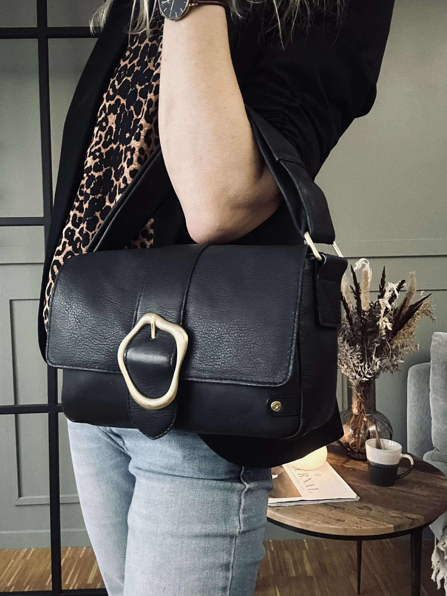 Crossover med spänne - Black leather