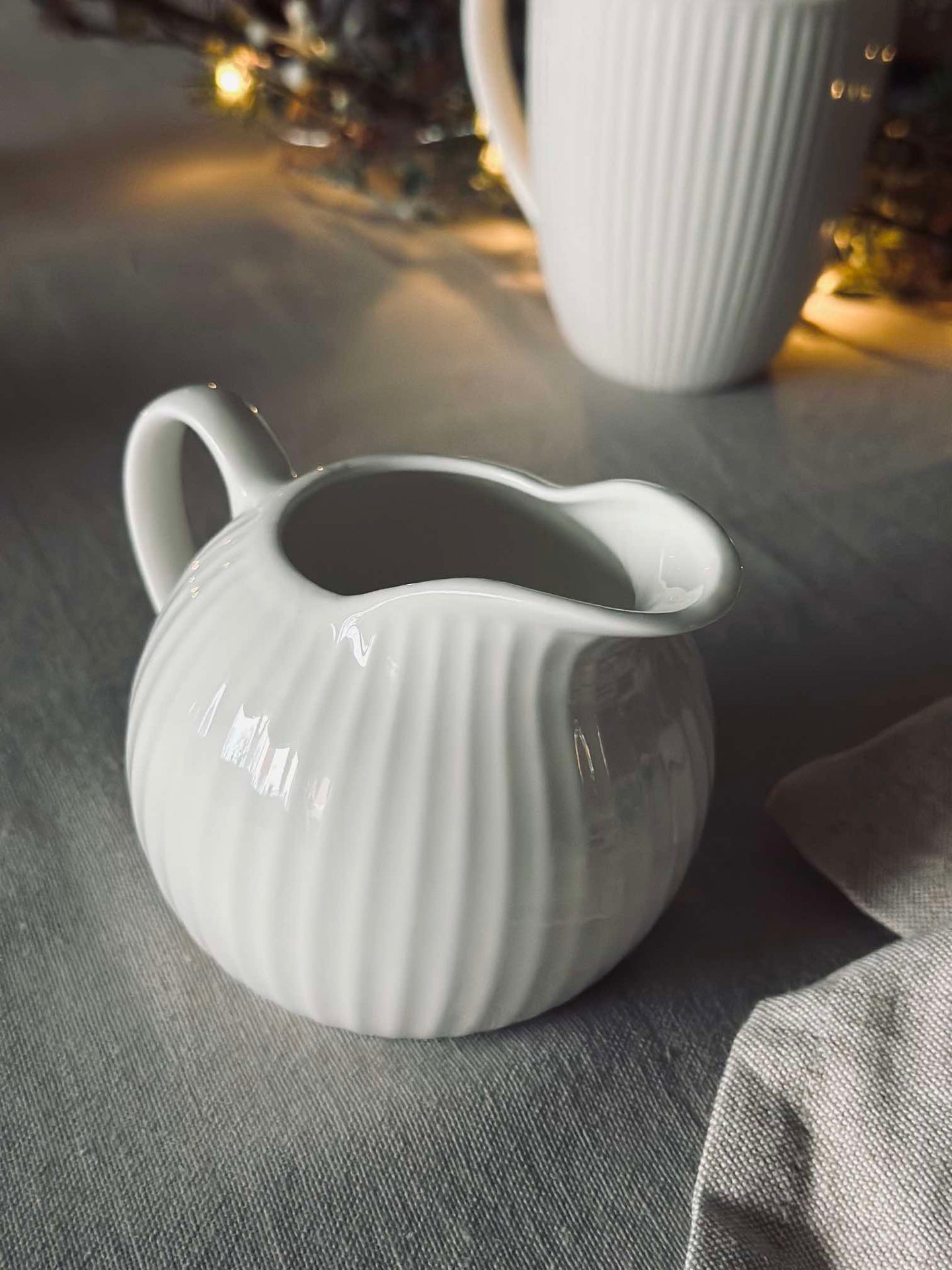 Räfflad Mjölkkanna - Porslin